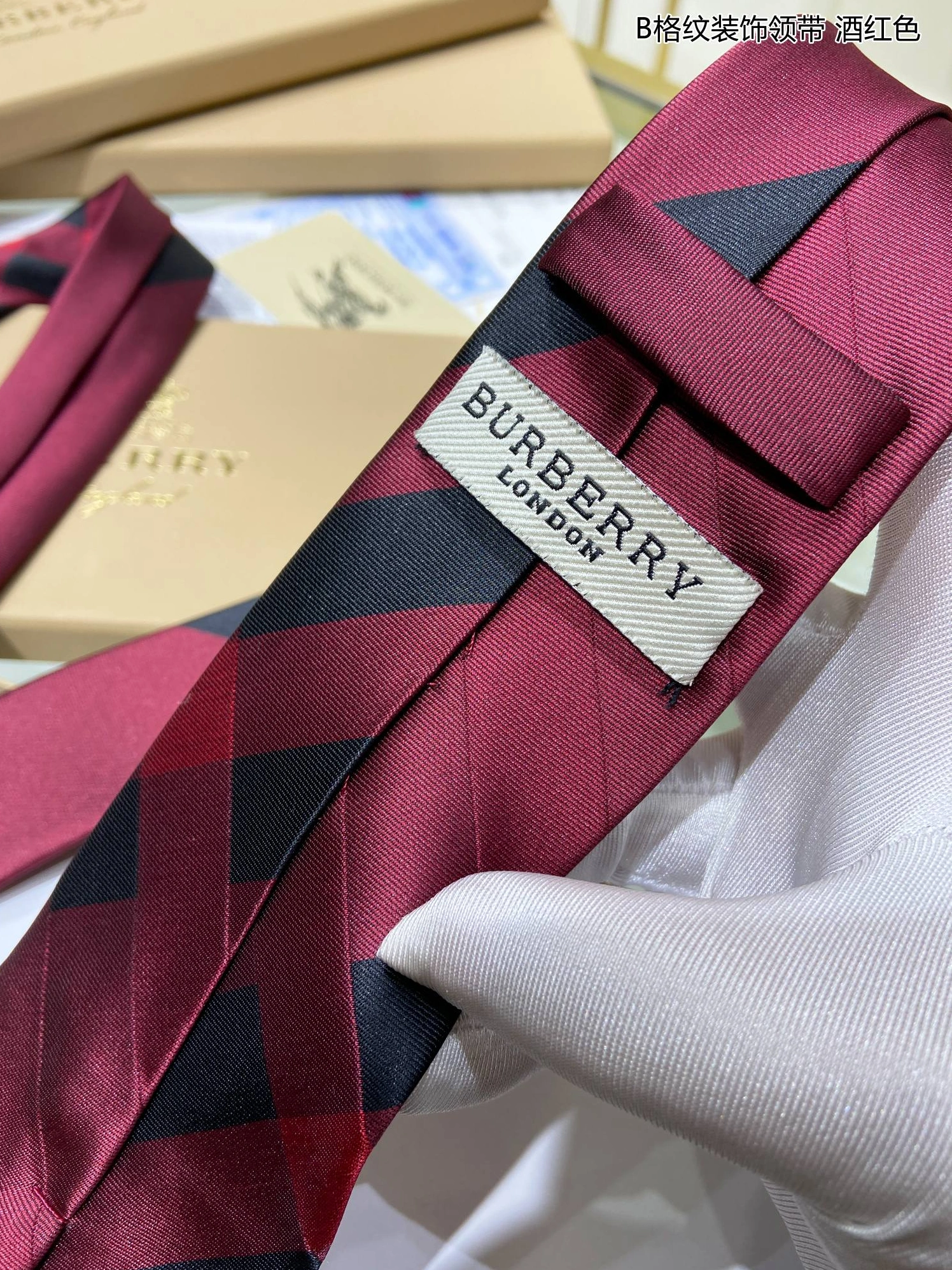 Burberry Necktie For Men Flexible 8117