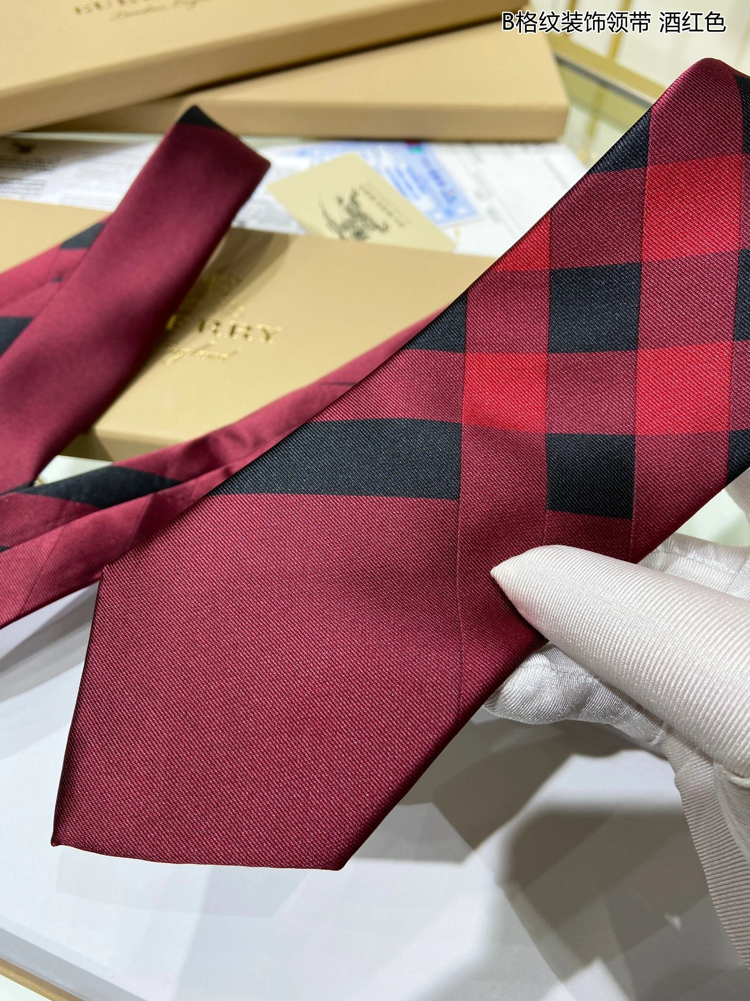 Burberry Necktie For Men Flexible 8117