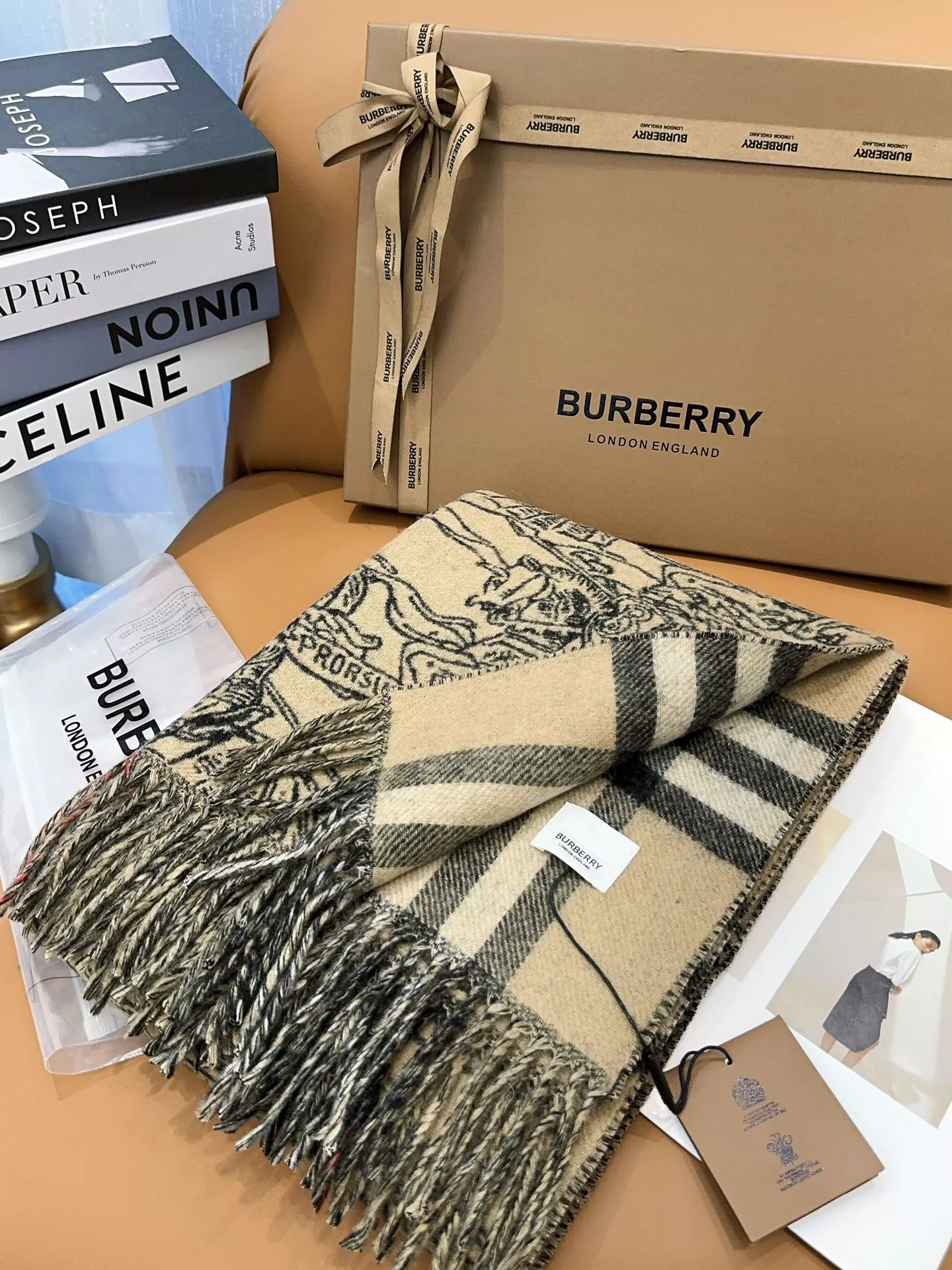 Burberry Scarf For Unisex Flexible 9733