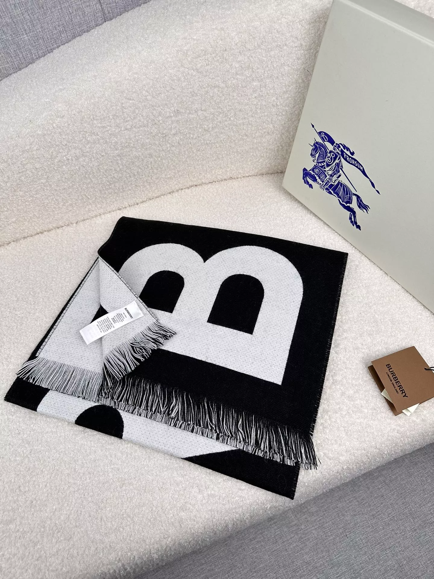 Burberry Scarf For Unisex Resilient 5703
