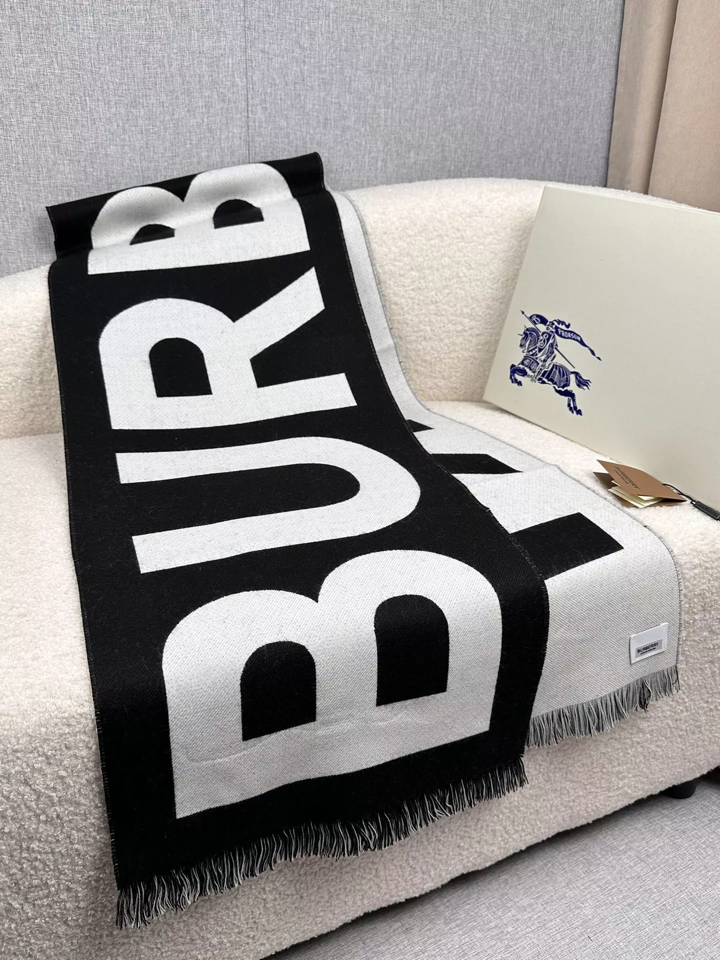 Burberry Scarf For Unisex Resilient 5703