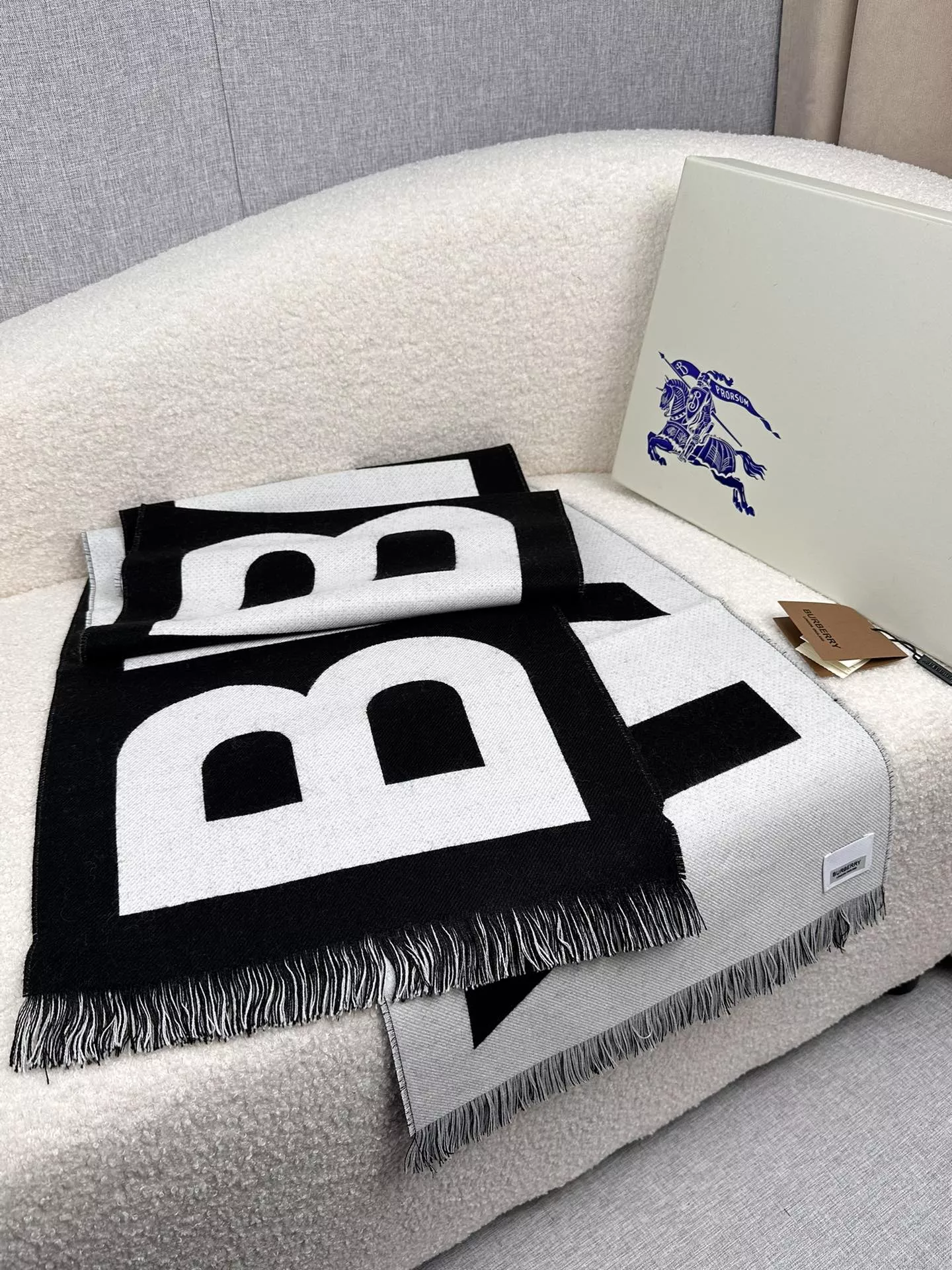 Burberry Scarf For Unisex Resilient 5703