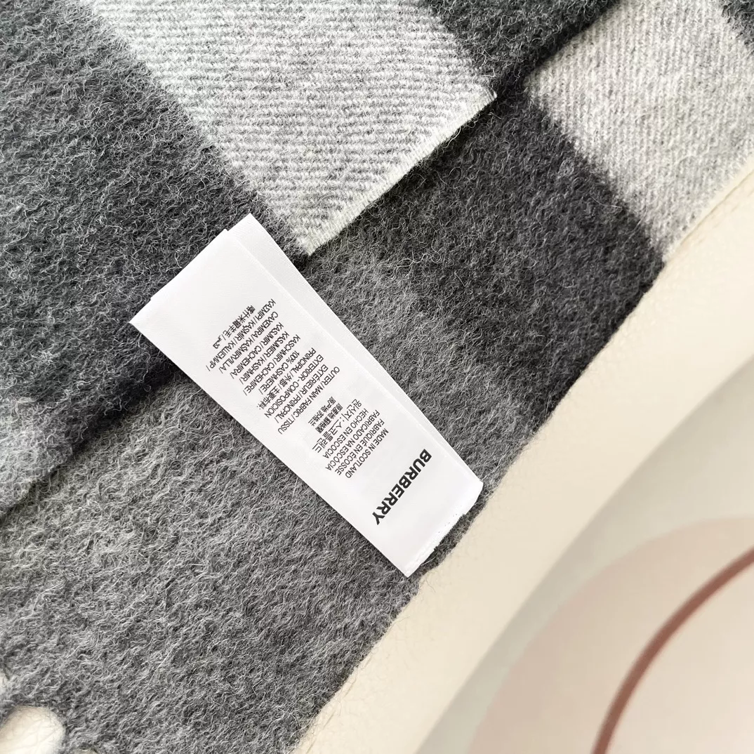 Burberry Scarf For Women EyeCatching 7006
