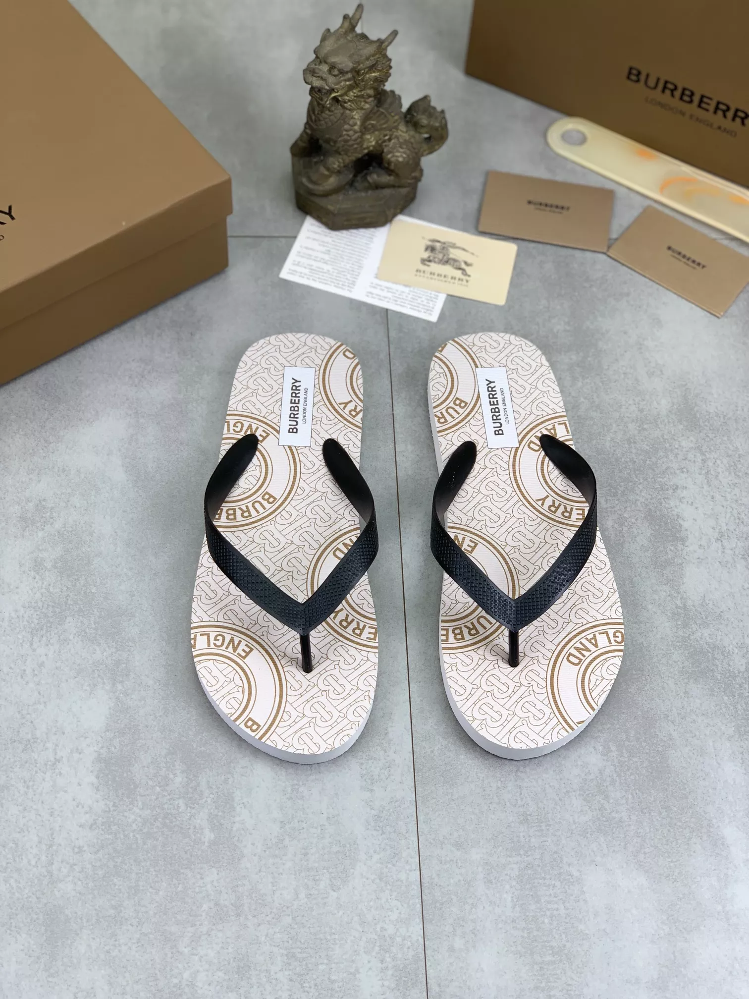 Burberry Slippers For Men Elegant 3796