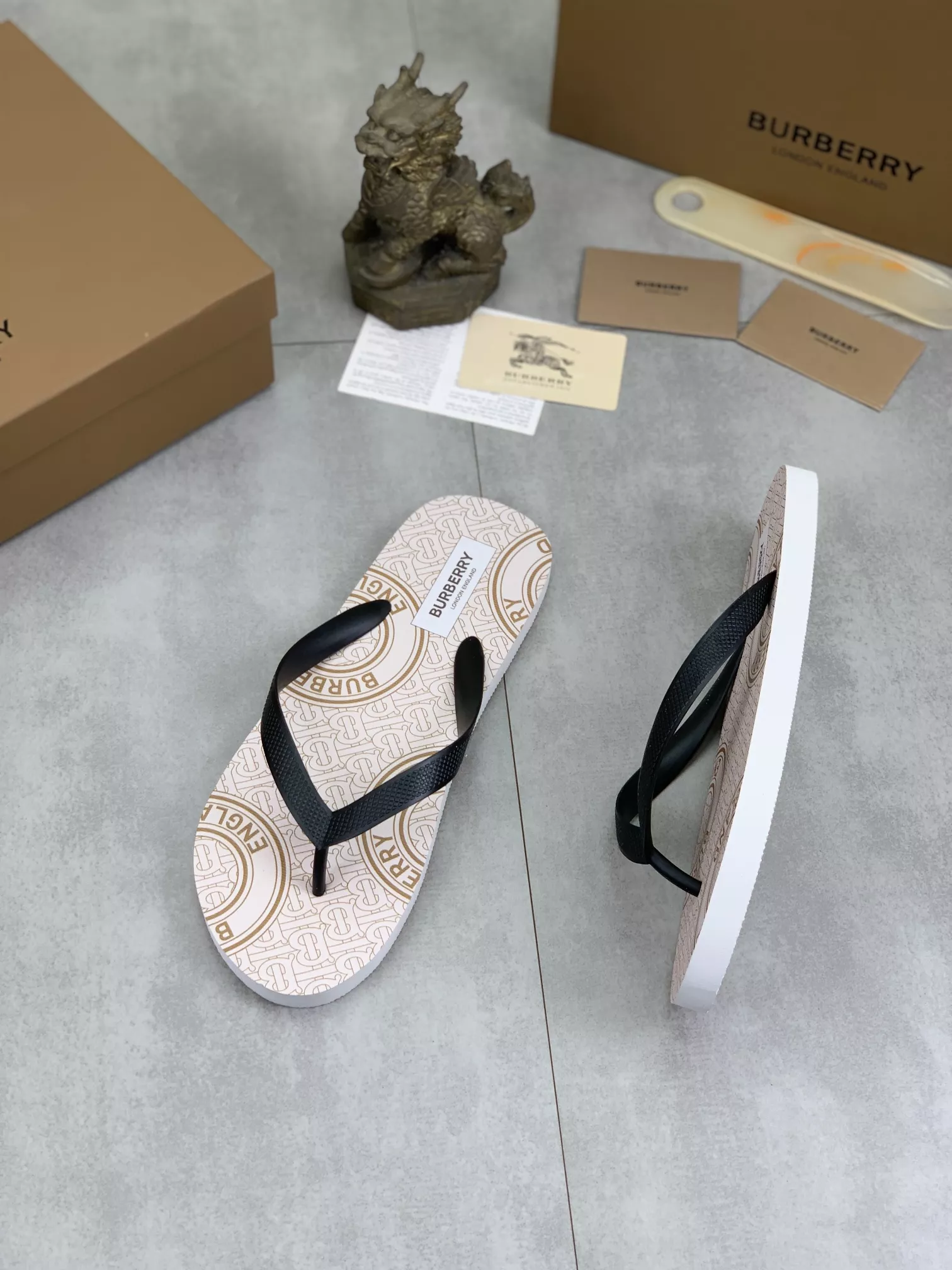 Burberry Slippers For Men Elegant 3796