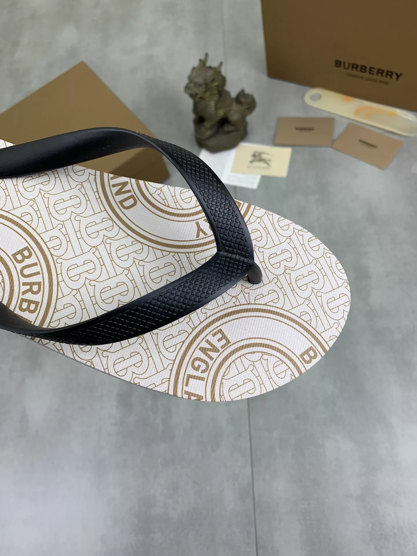 Burberry Slippers For Men Elegant 3796