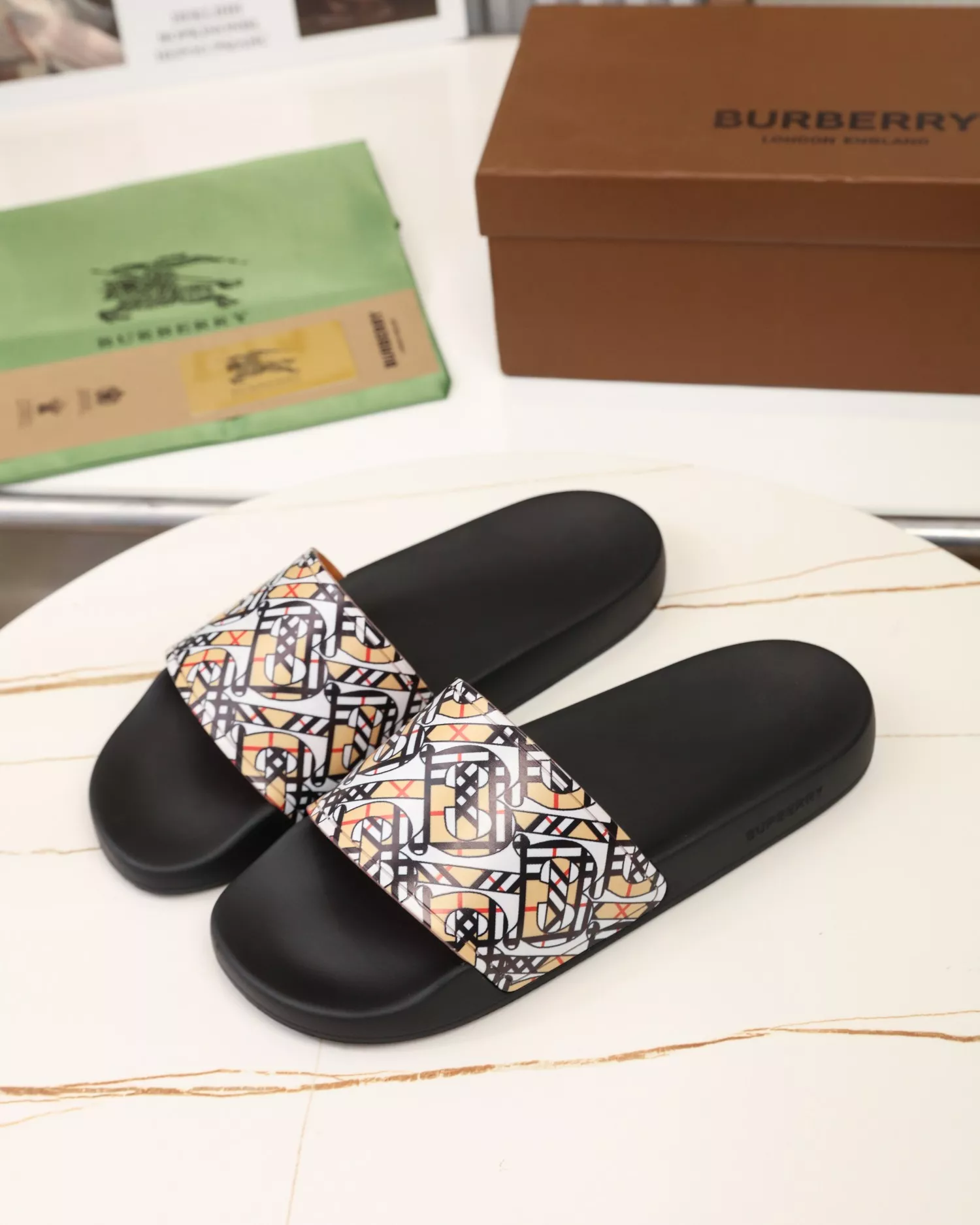 Burberry Slippers For Men Functional 381