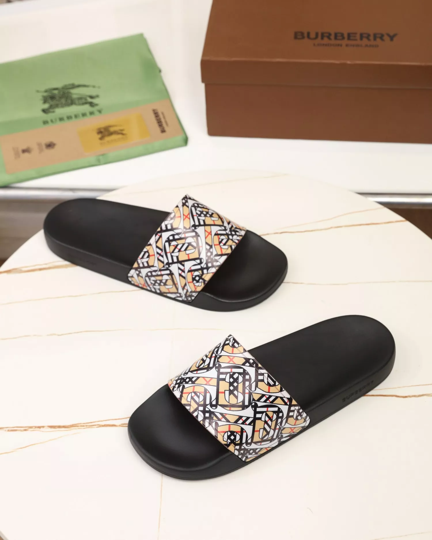 Burberry Slippers For Men Functional 381