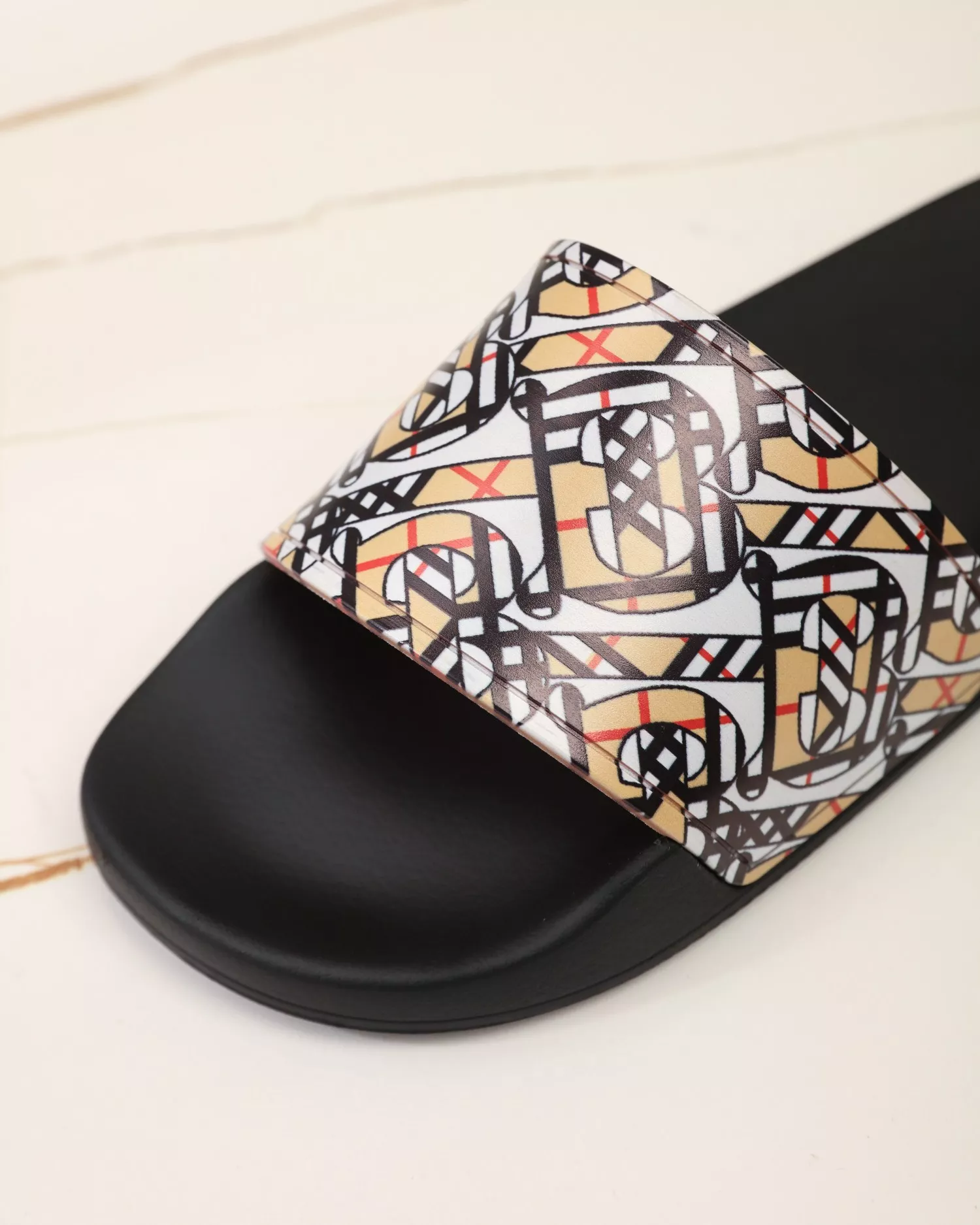 Burberry Slippers For Men Functional 381