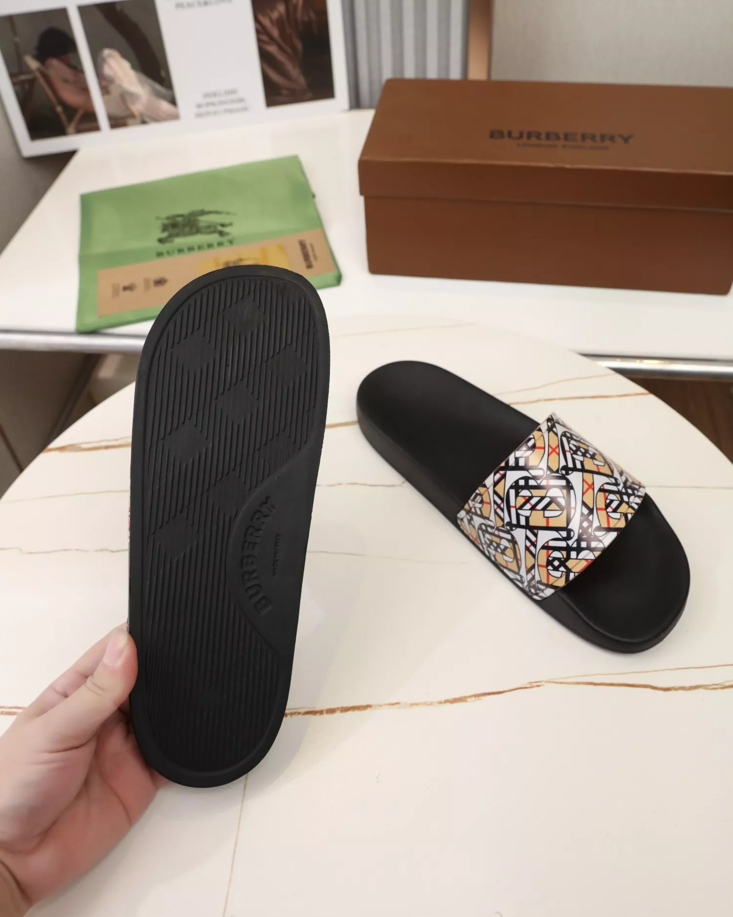 Burberry Slippers For Men Functional 381