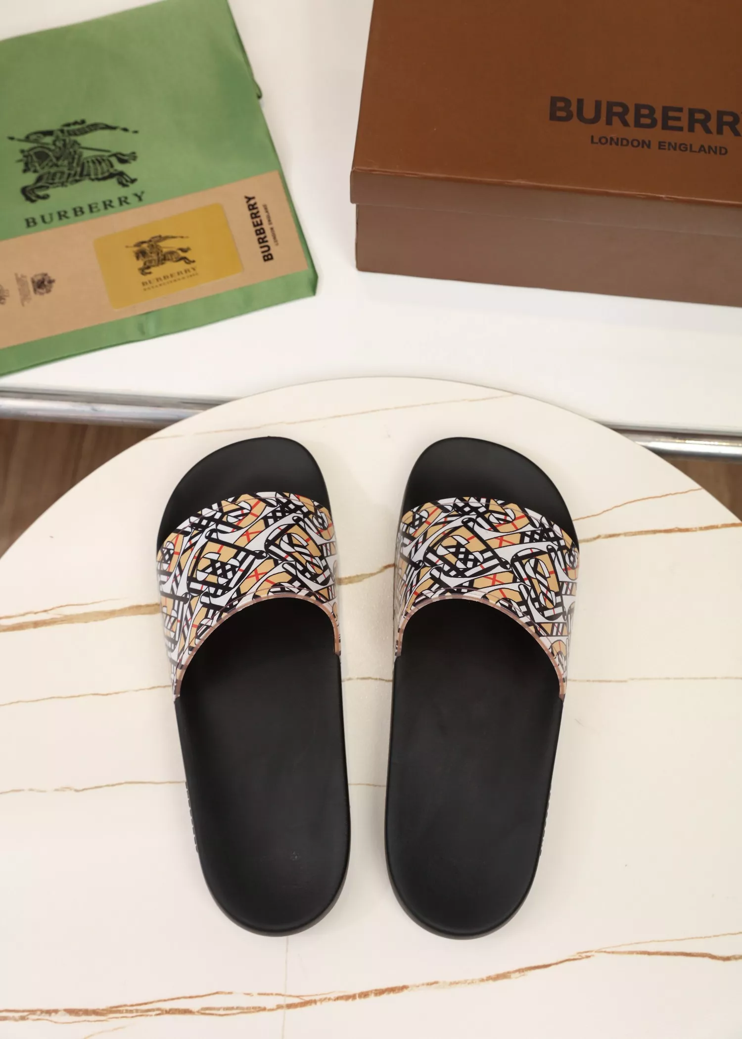 Burberry Slippers For Men Functional 381