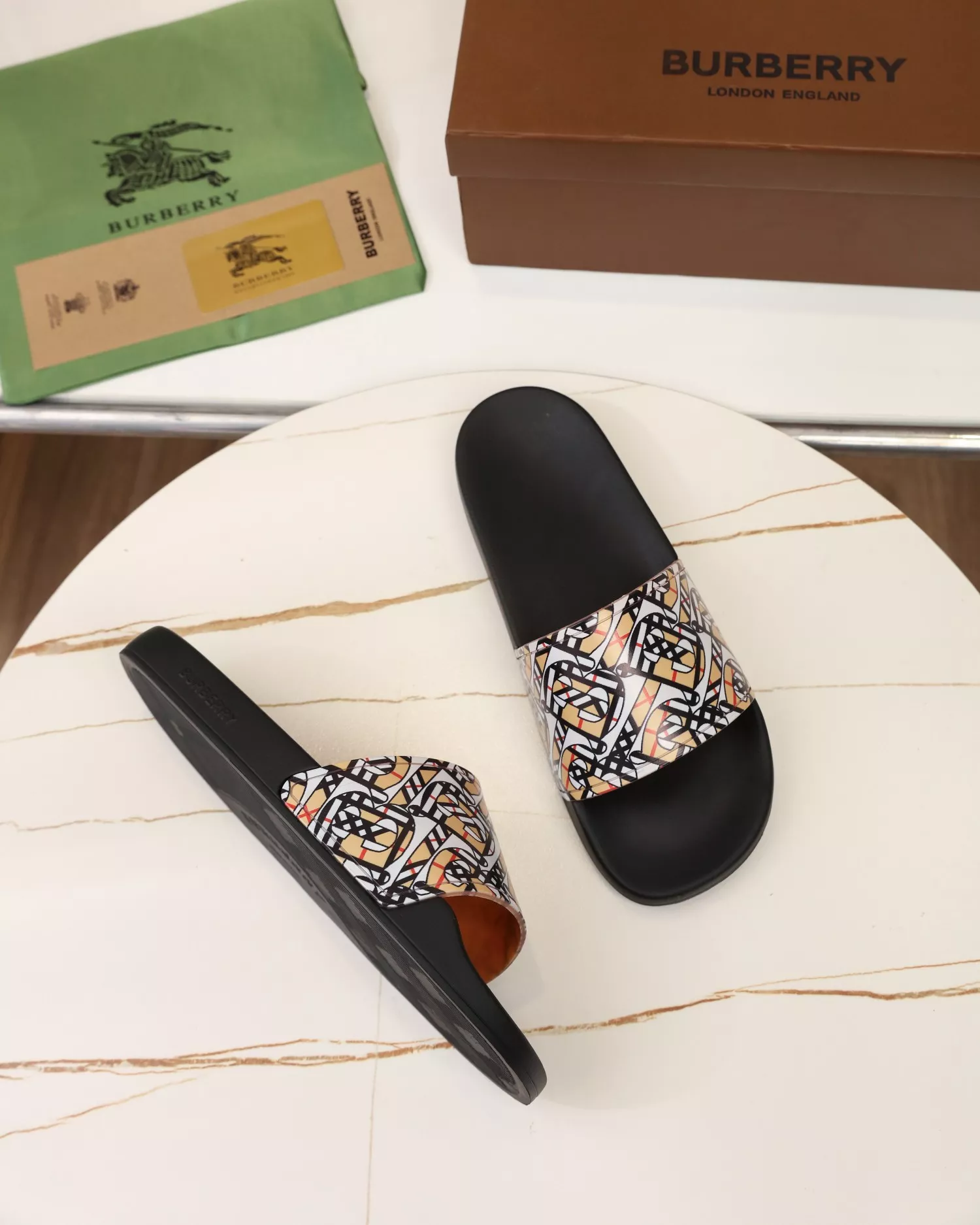 Burberry Slippers For Men Functional 381