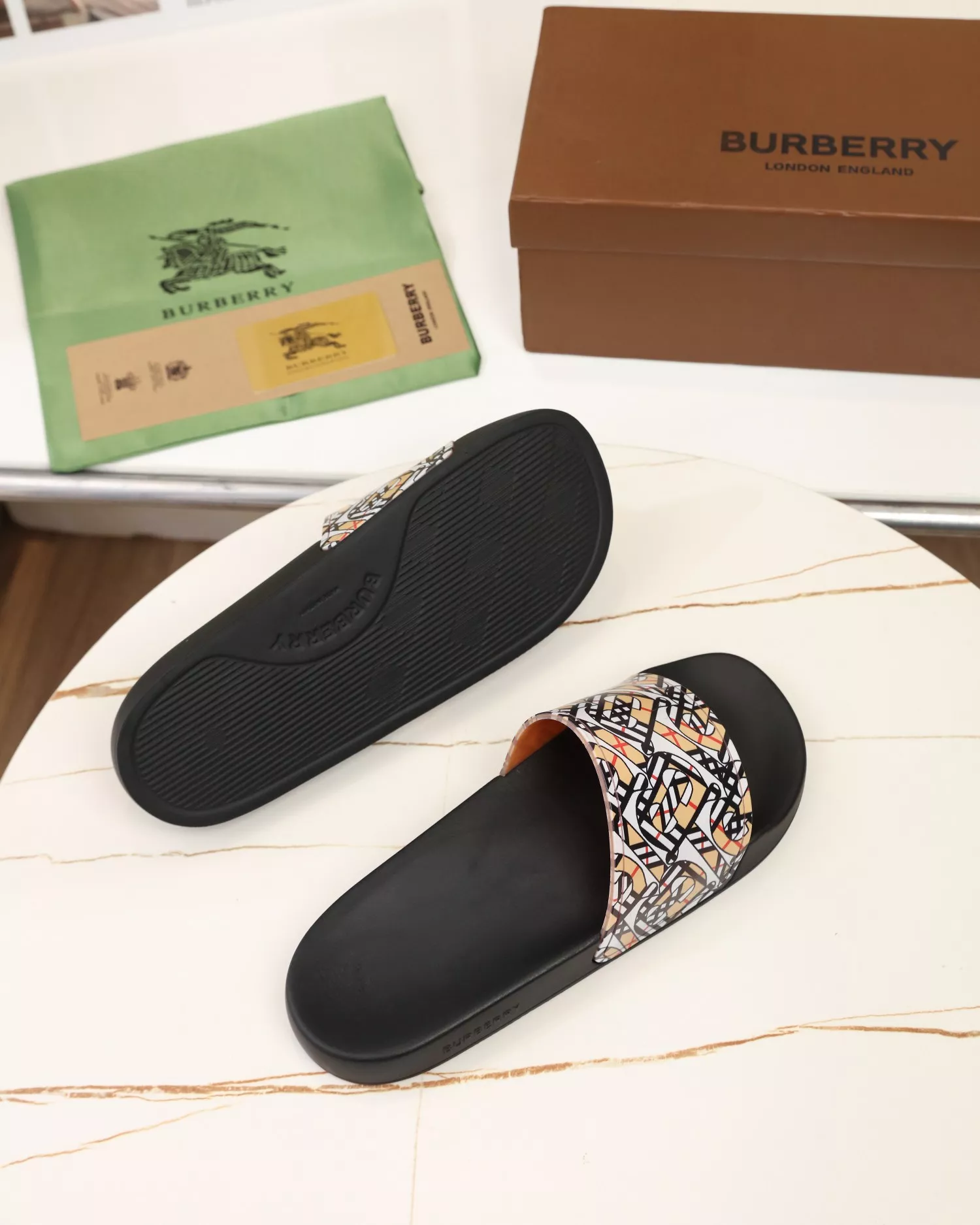 Burberry Slippers For Men Functional 381