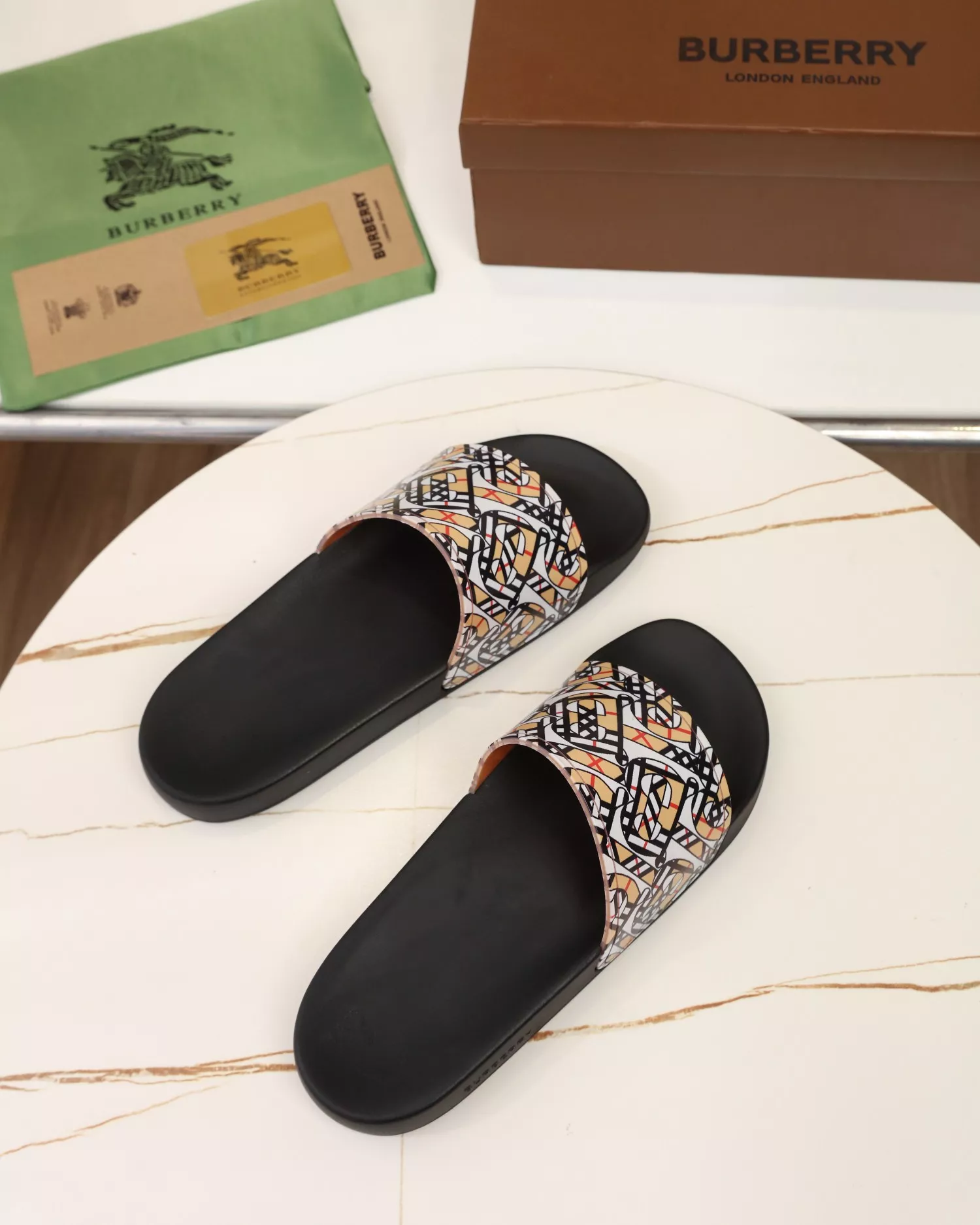 Burberry Slippers For Men Functional 381