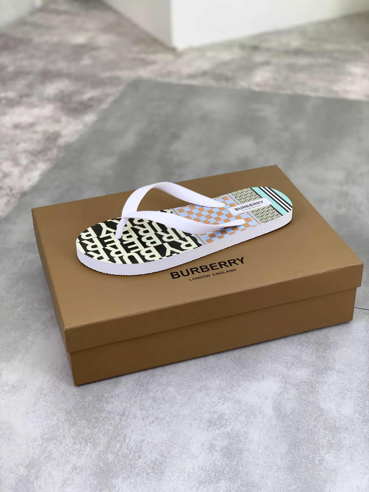 Burberry Slippers For Men GoAnywhere 6046