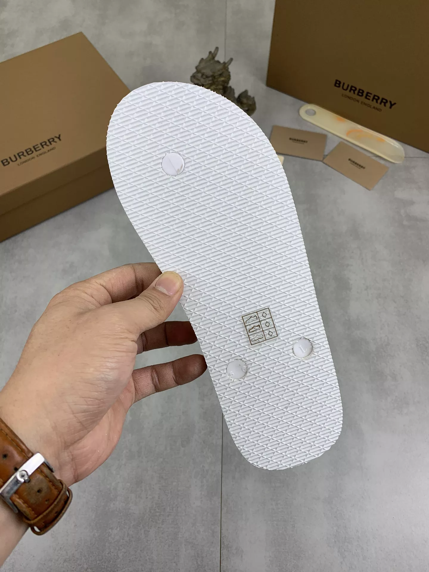 Burberry Slippers For Men GoAnywhere 6046