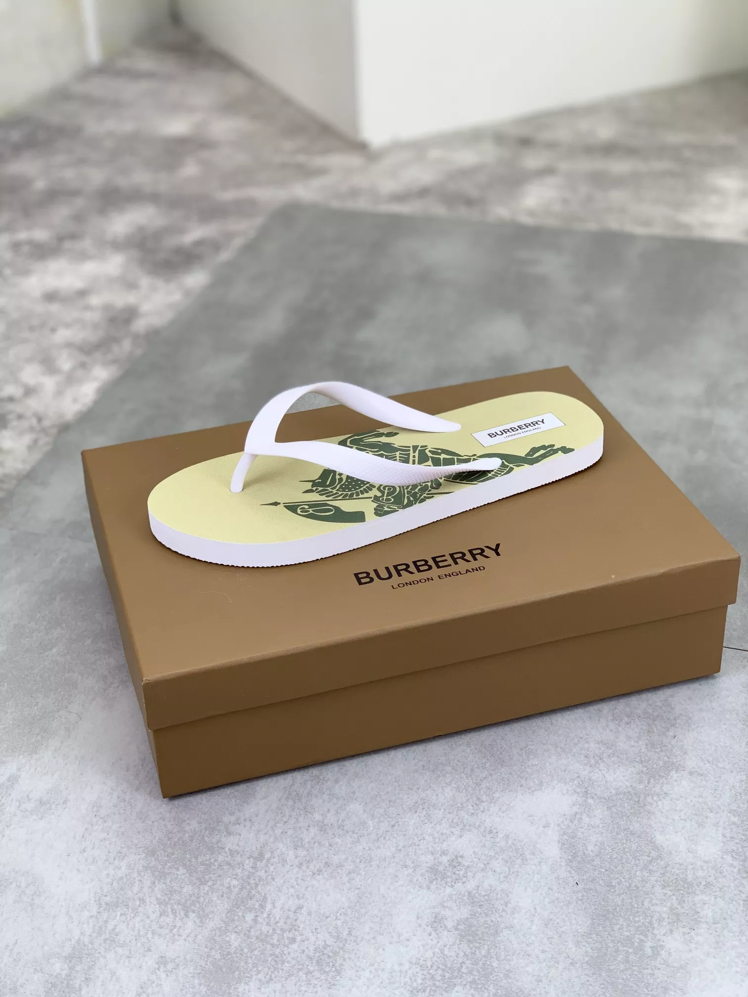 Burberry Slippers For Men Sophisticated 7197