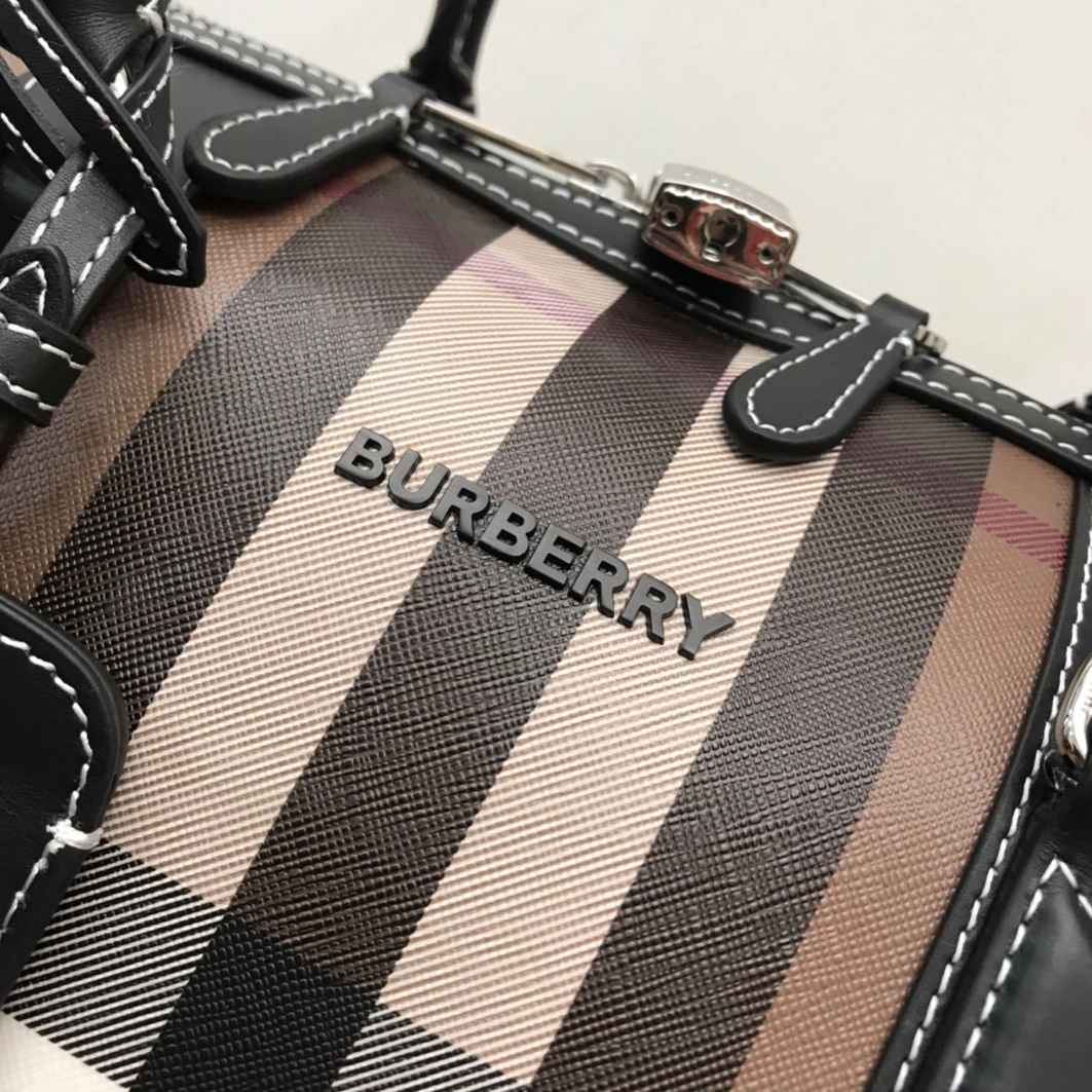 Burberry Travel Bags Minimalist 4878
