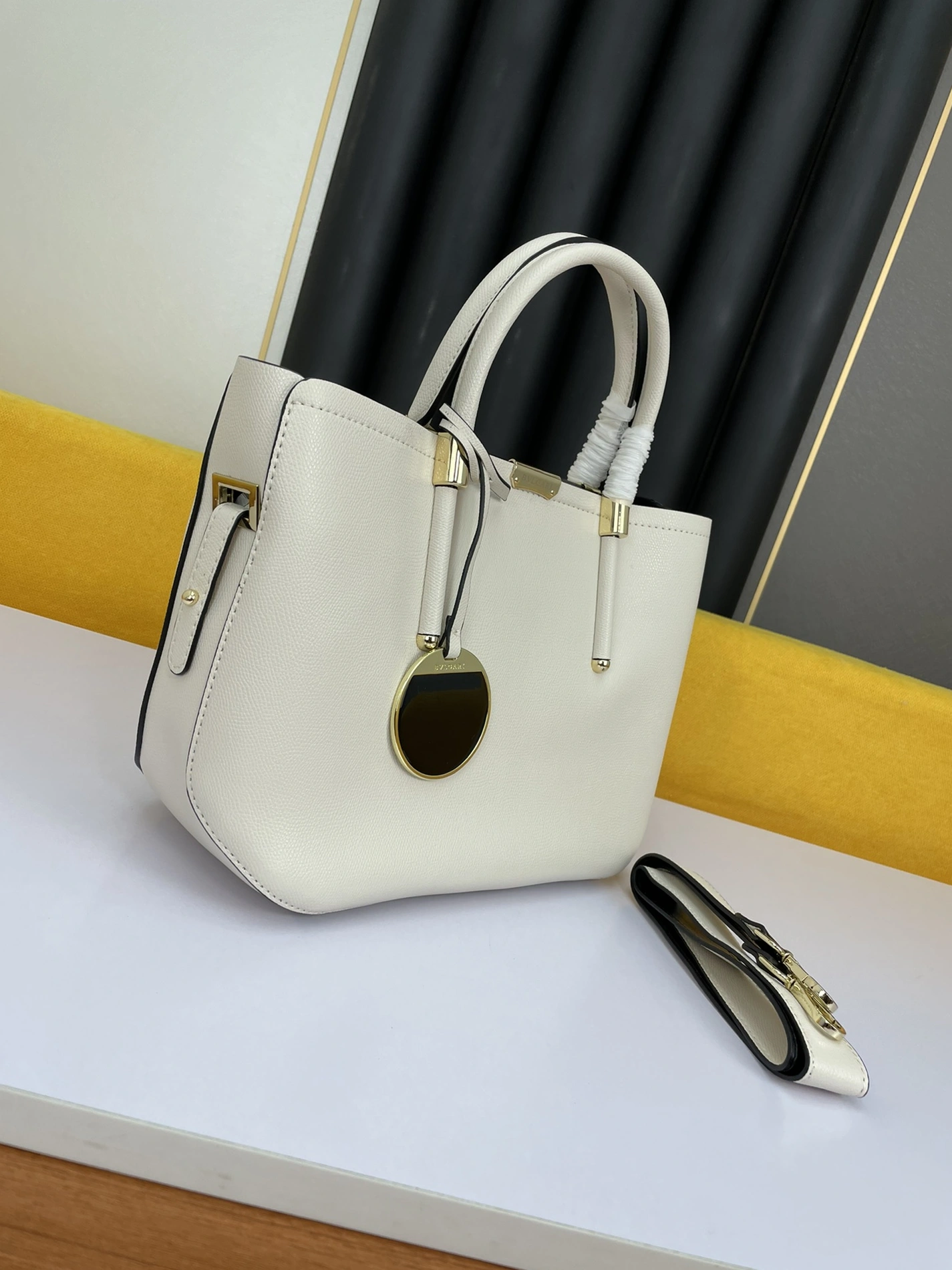 Bvlgari AAA Quality Handbags For Women Bright 5972