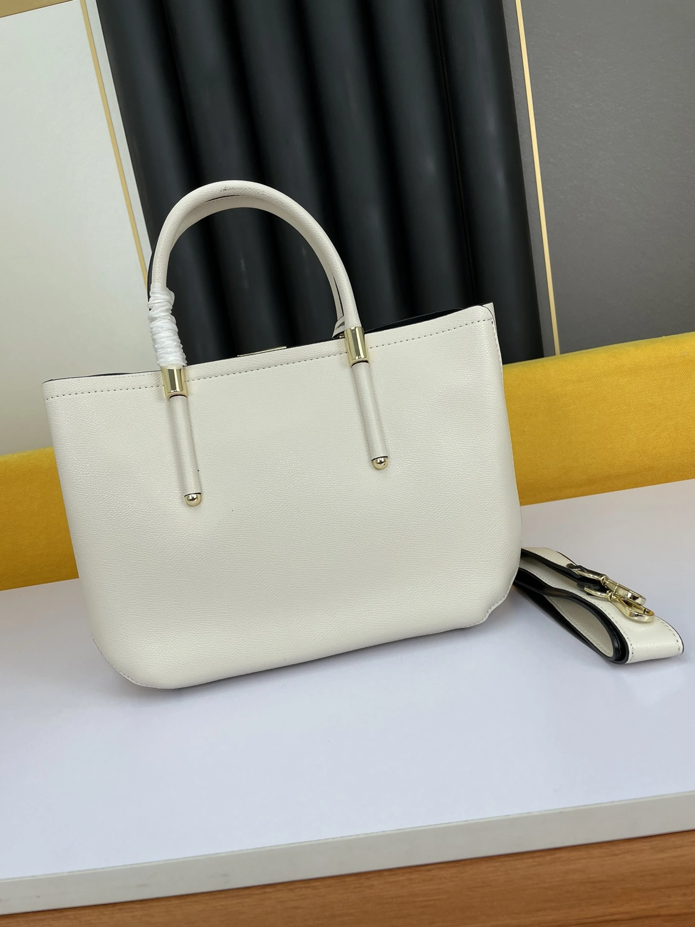 Bvlgari AAA Quality Handbags For Women Bright 5972