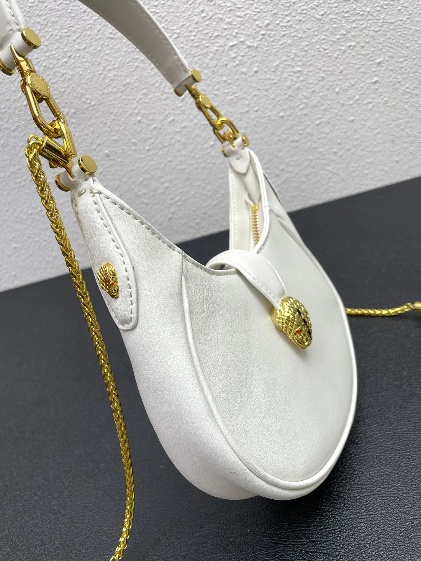 Bvlgari AAA Quality Messenger Bags For Women Modern 3235