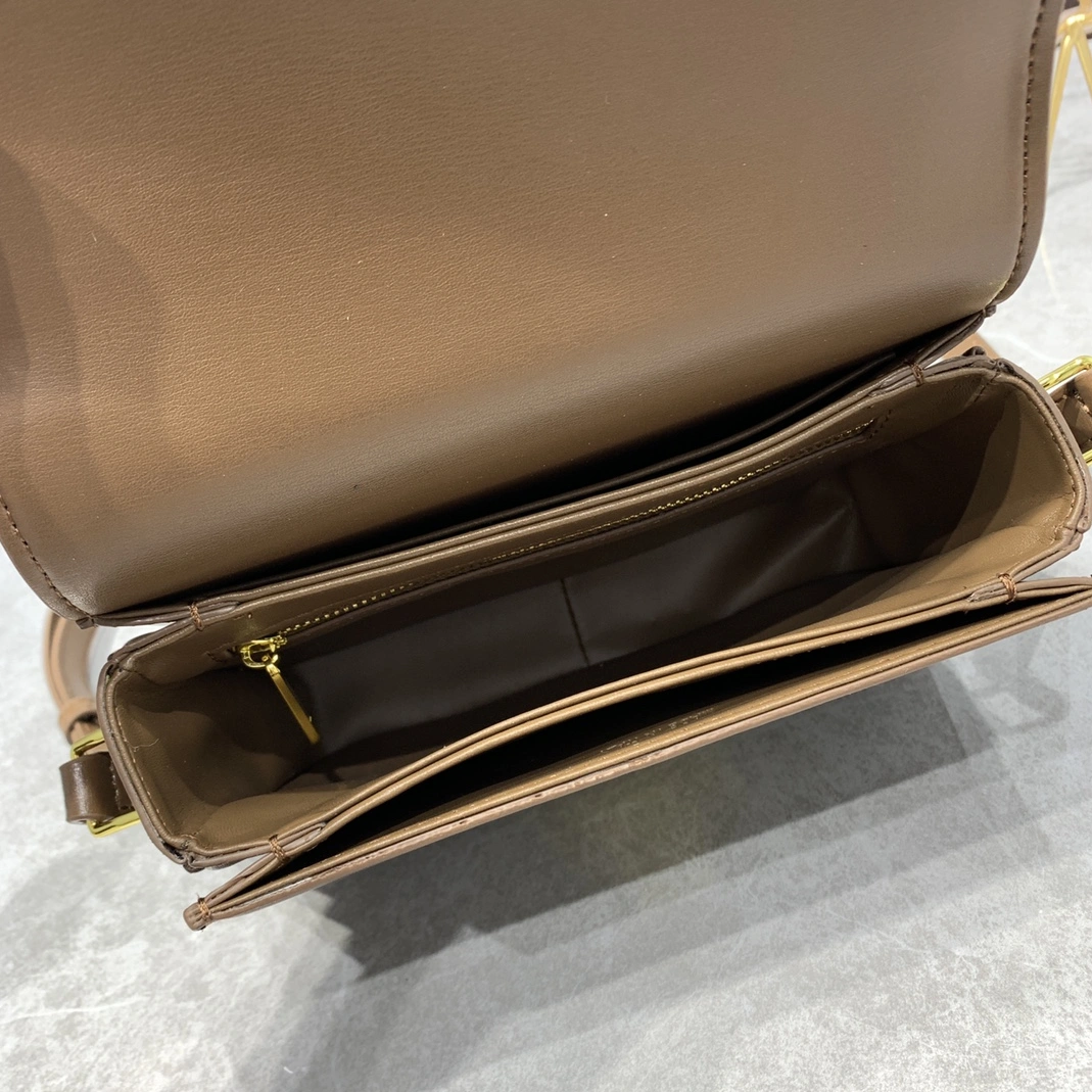 Celine AAA Quality Messenger Bags For Women BestValue 224