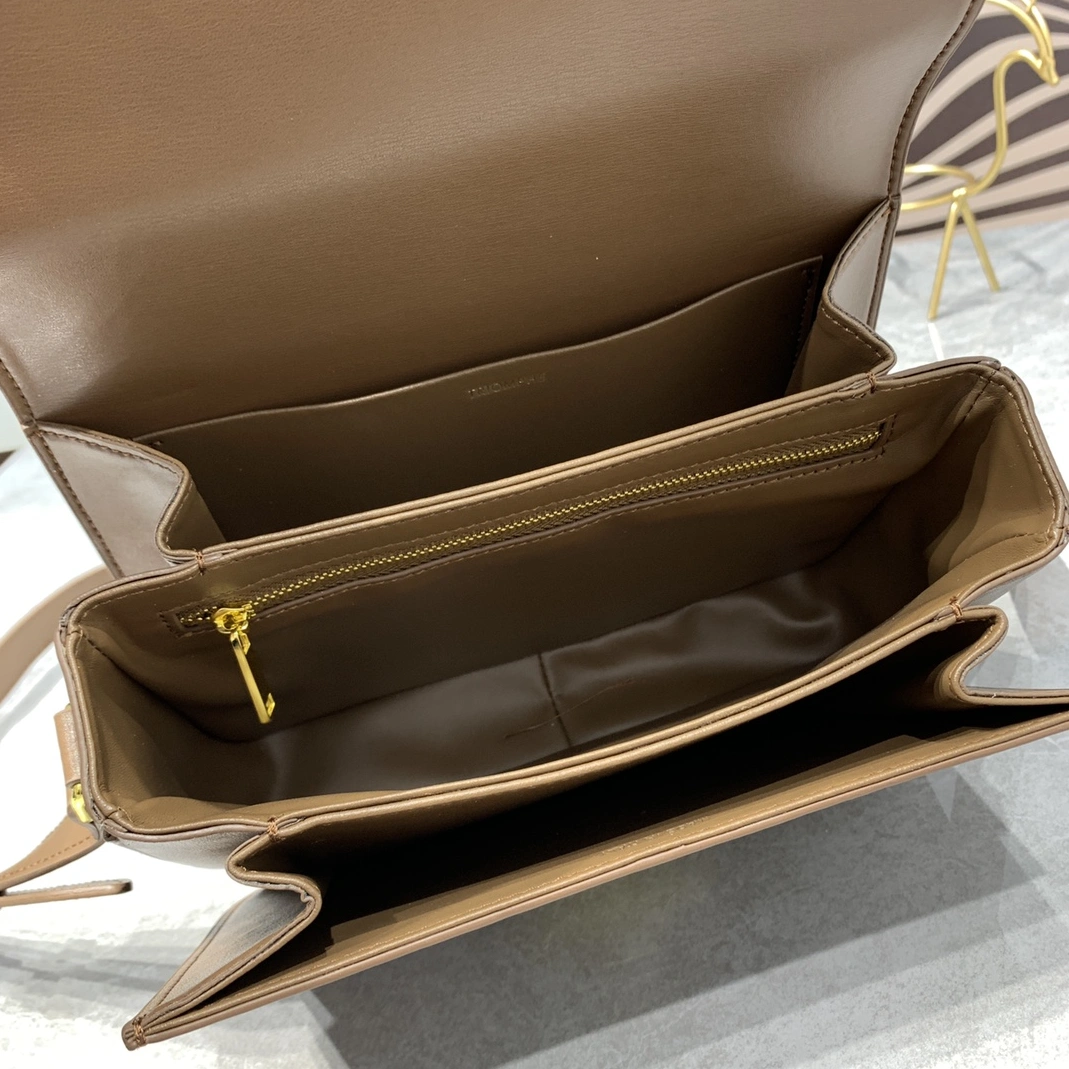 Celine AAA Quality Messenger Bags For Women Reliable 529