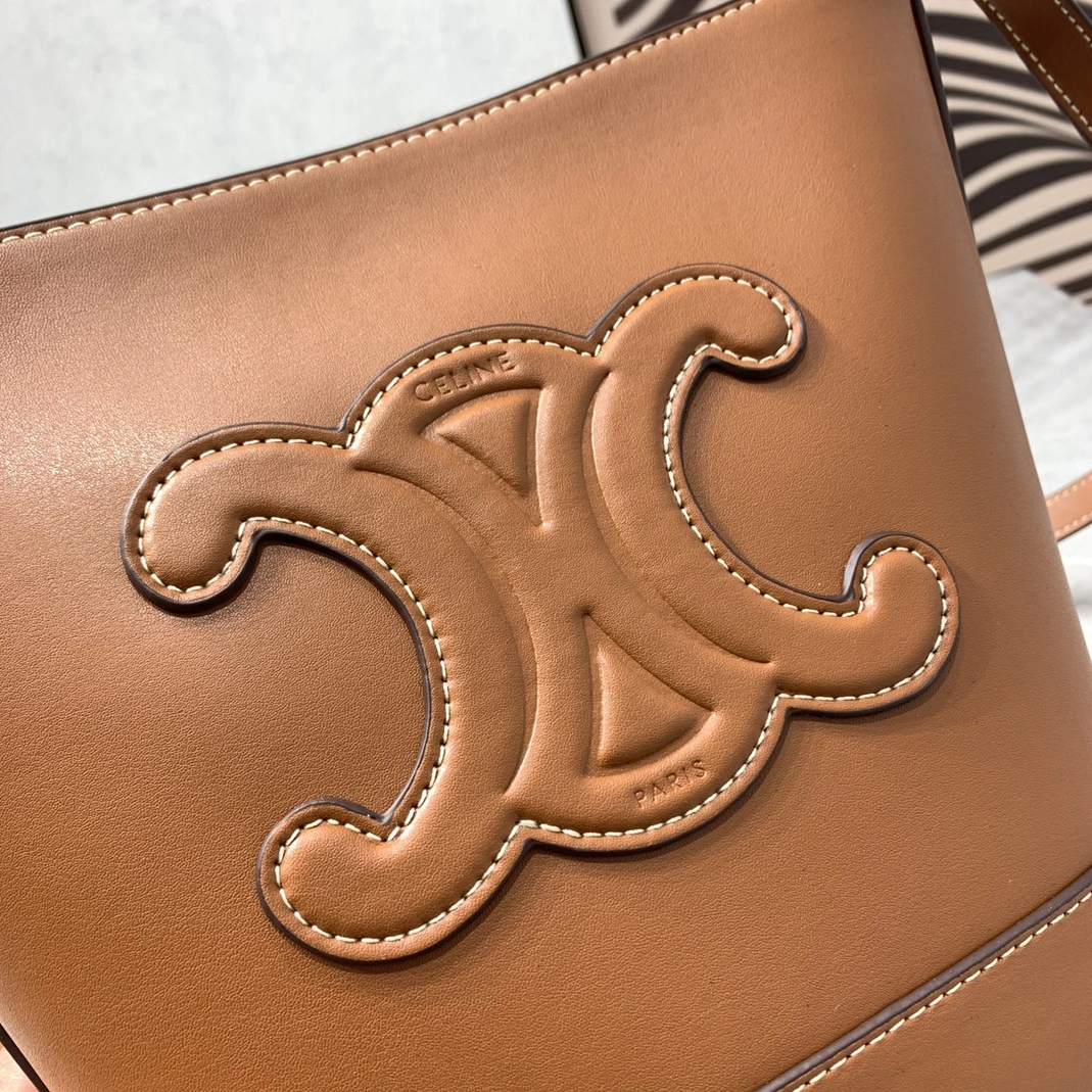 Celine AAA Quality Messenger Bags For Women Trendy 8856