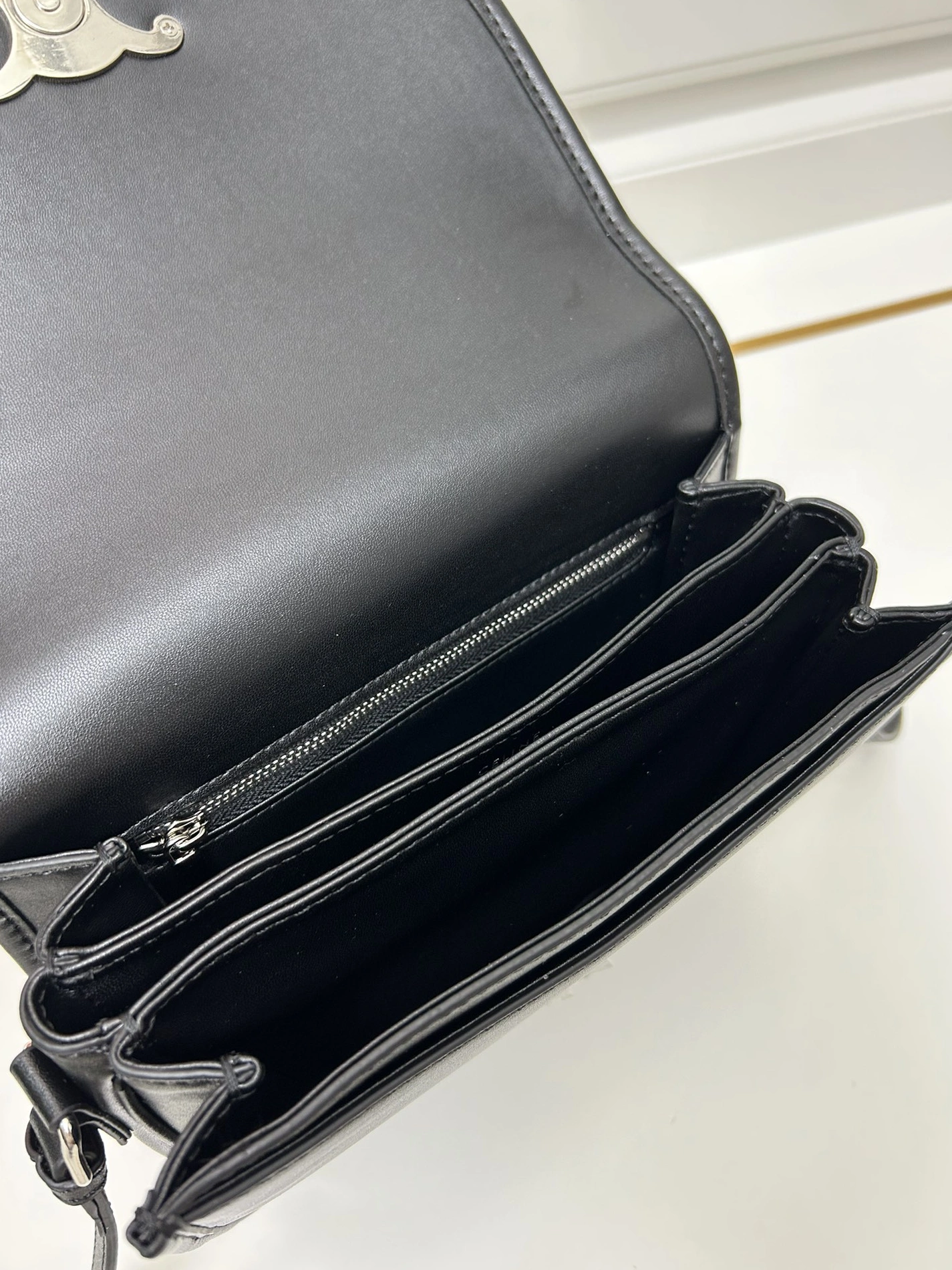 Celine AAA Quality Messenger Bags For Women Versatile 2577