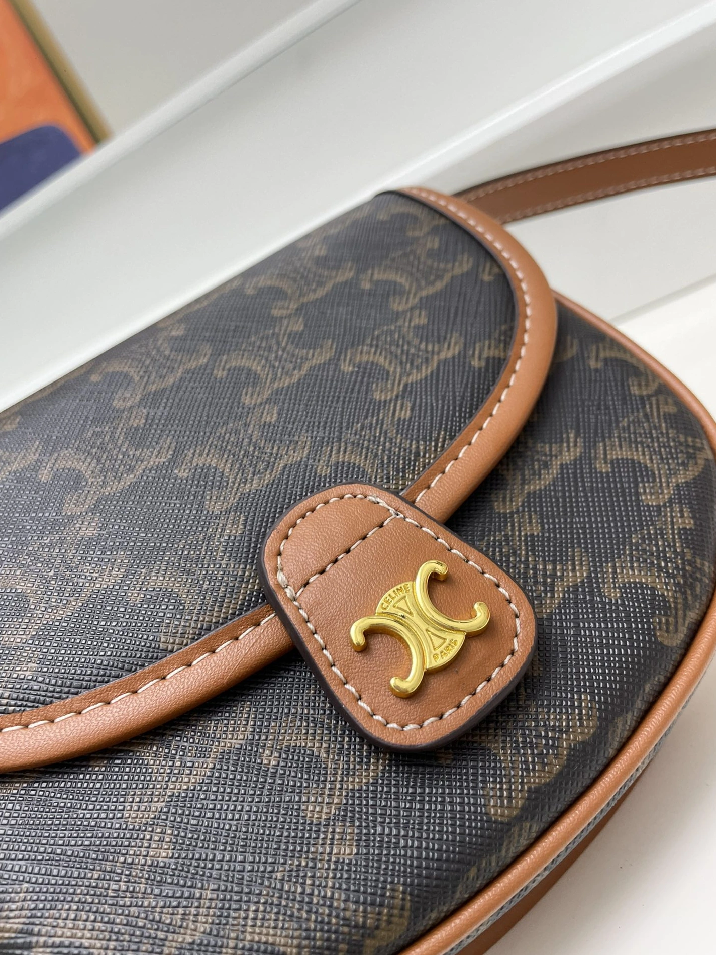 Celine AAA Quality Messenger Bags For Women Vibrant 9471