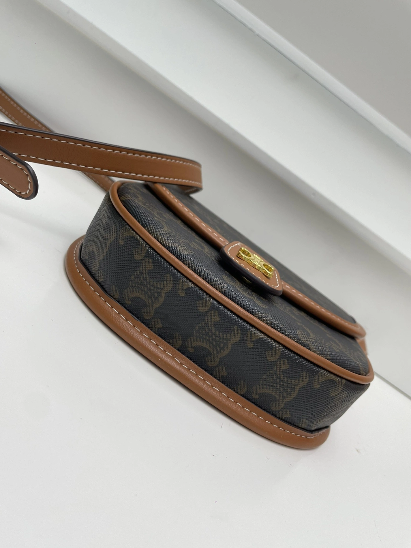 Celine AAA Quality Messenger Bags For Women Vibrant 9471