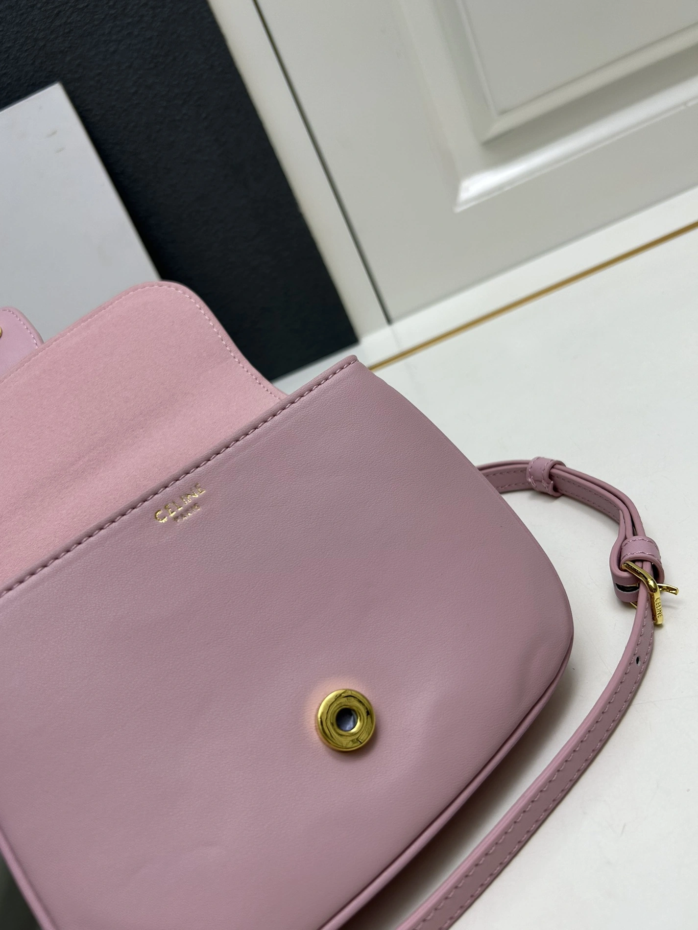 Celine AAA Quality Messenger Bags For Women WellDesigned 7154