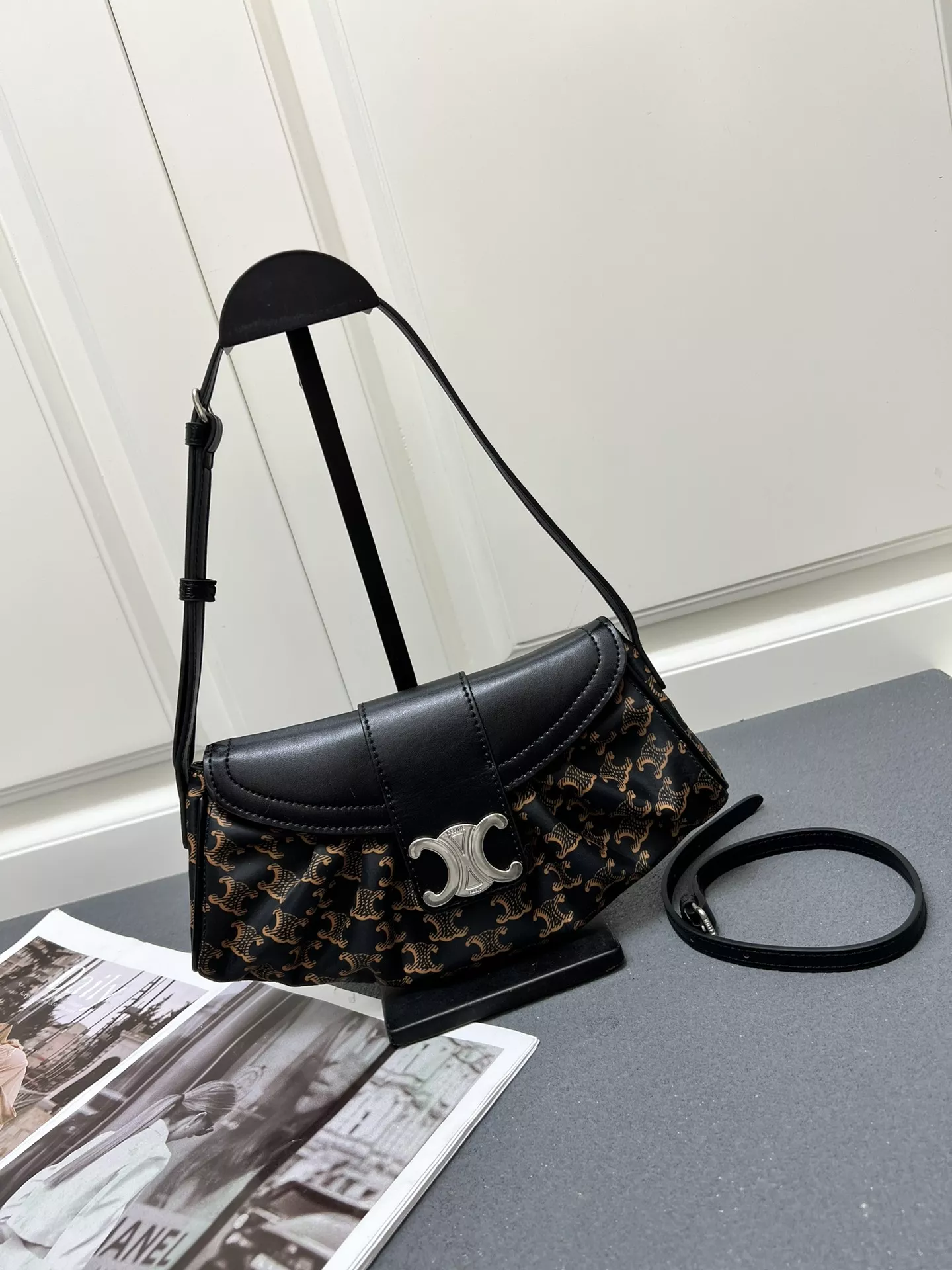 Celine AAA Quality Shoulder Bags For Women Durable 1670