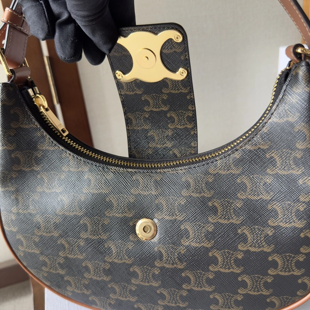 Celine AAA Quality Shoulder Bags For Women Refined 7674