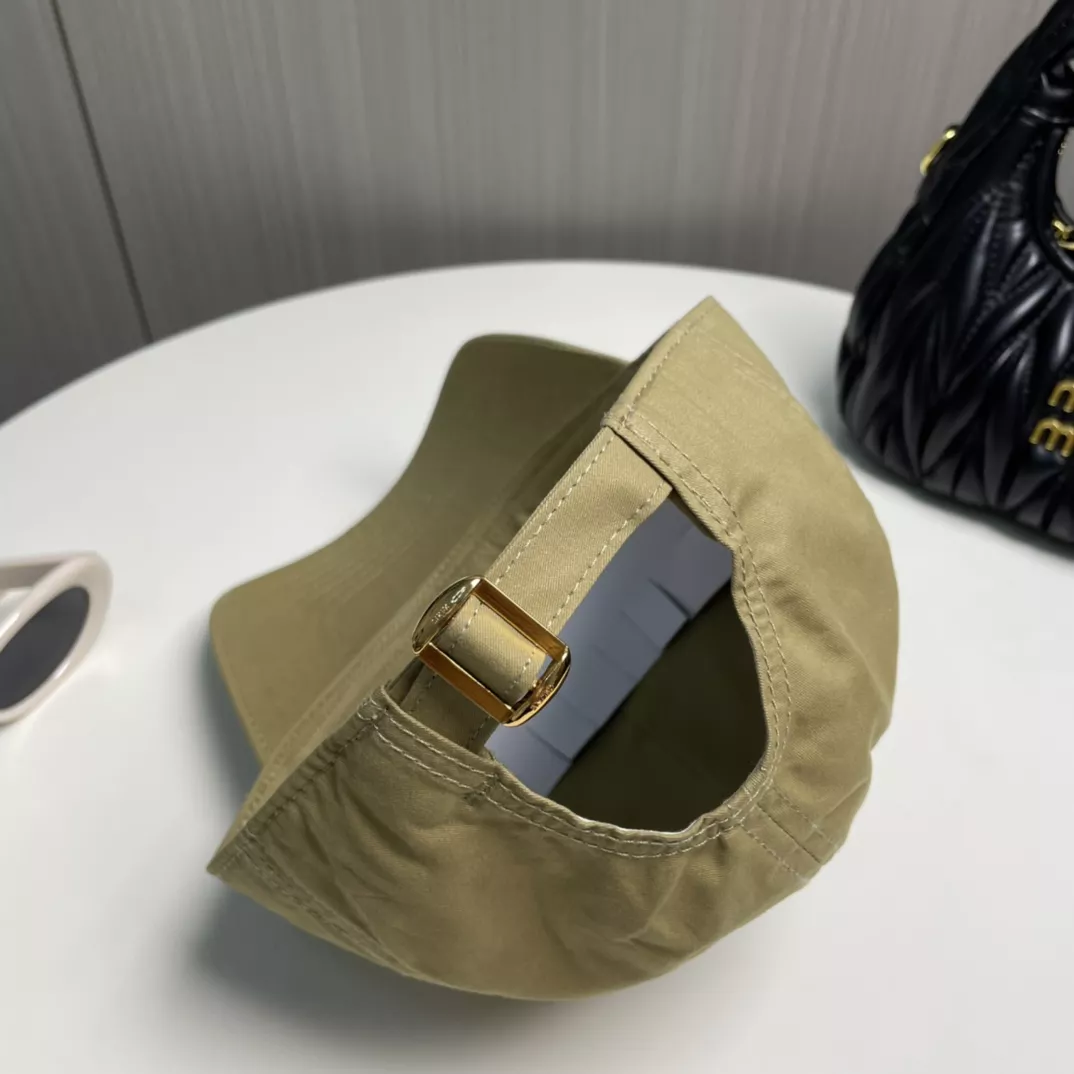 Celine Caps Unique 5699