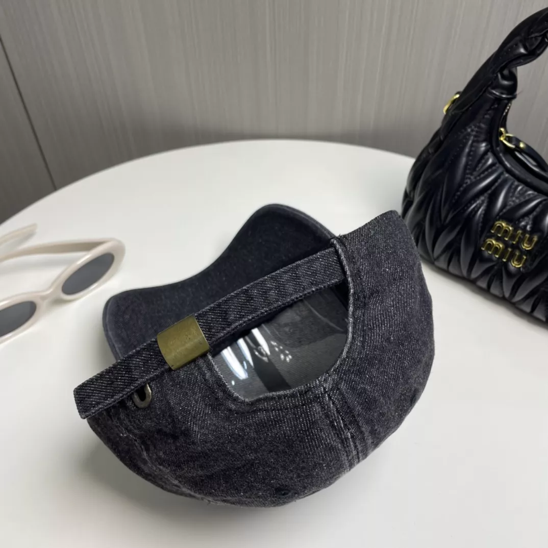 Celine Caps Versatile 4972