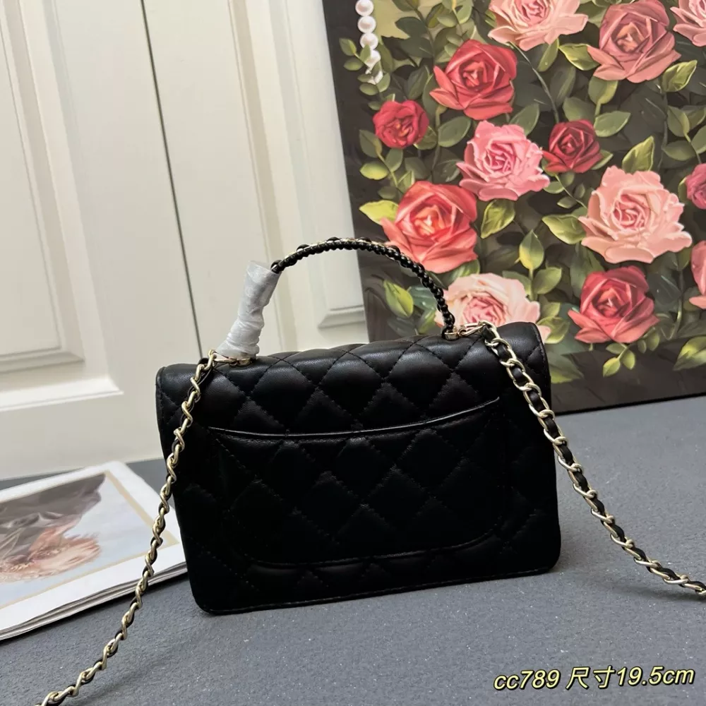 Chanel AAA Quality Messenger Bags For Women Affordable 6598