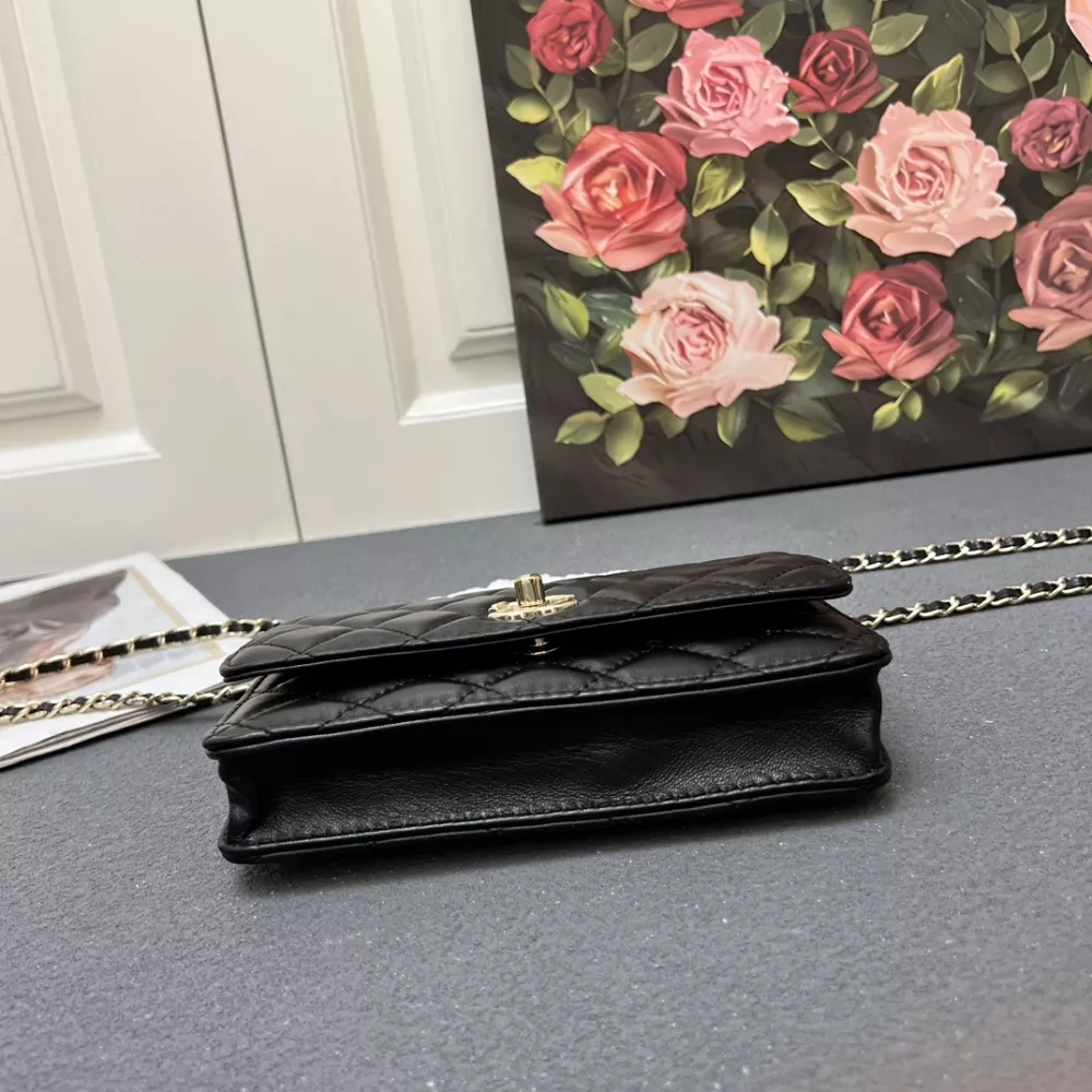 Chanel AAA Quality Messenger Bags For Women Affordable 6598
