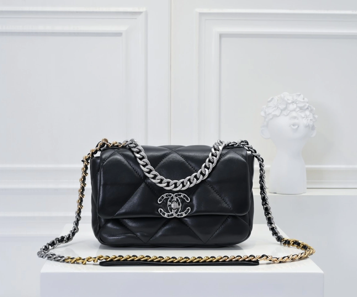 Chanel AAA Quality Messenger Bags For Women AllSeason 1034