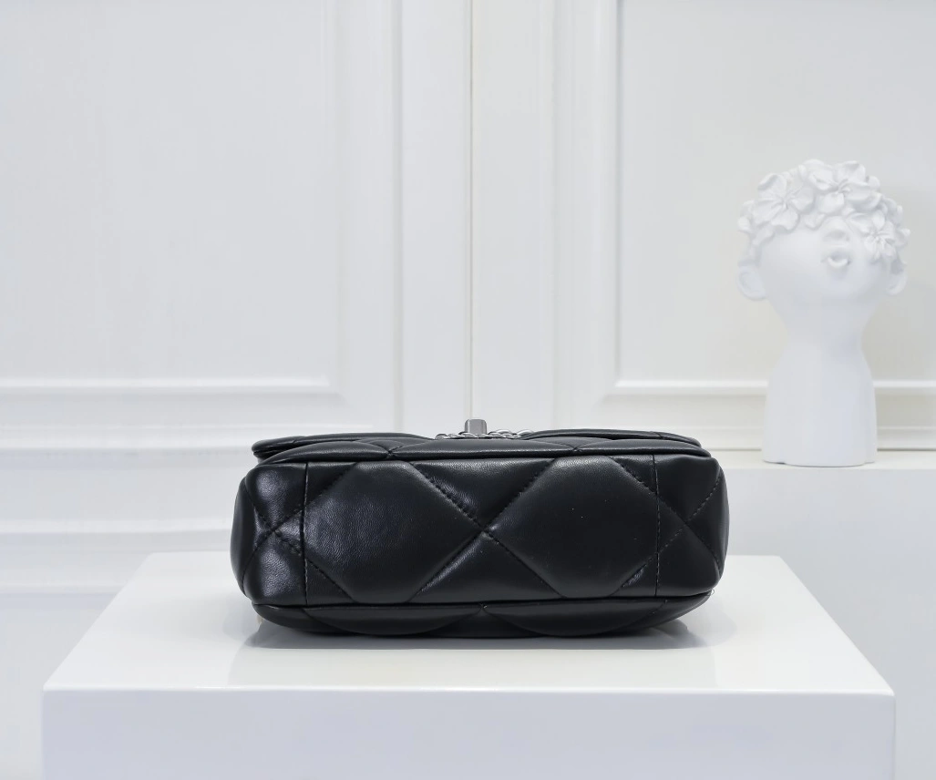 Chanel AAA Quality Messenger Bags For Women AllSeason 1034