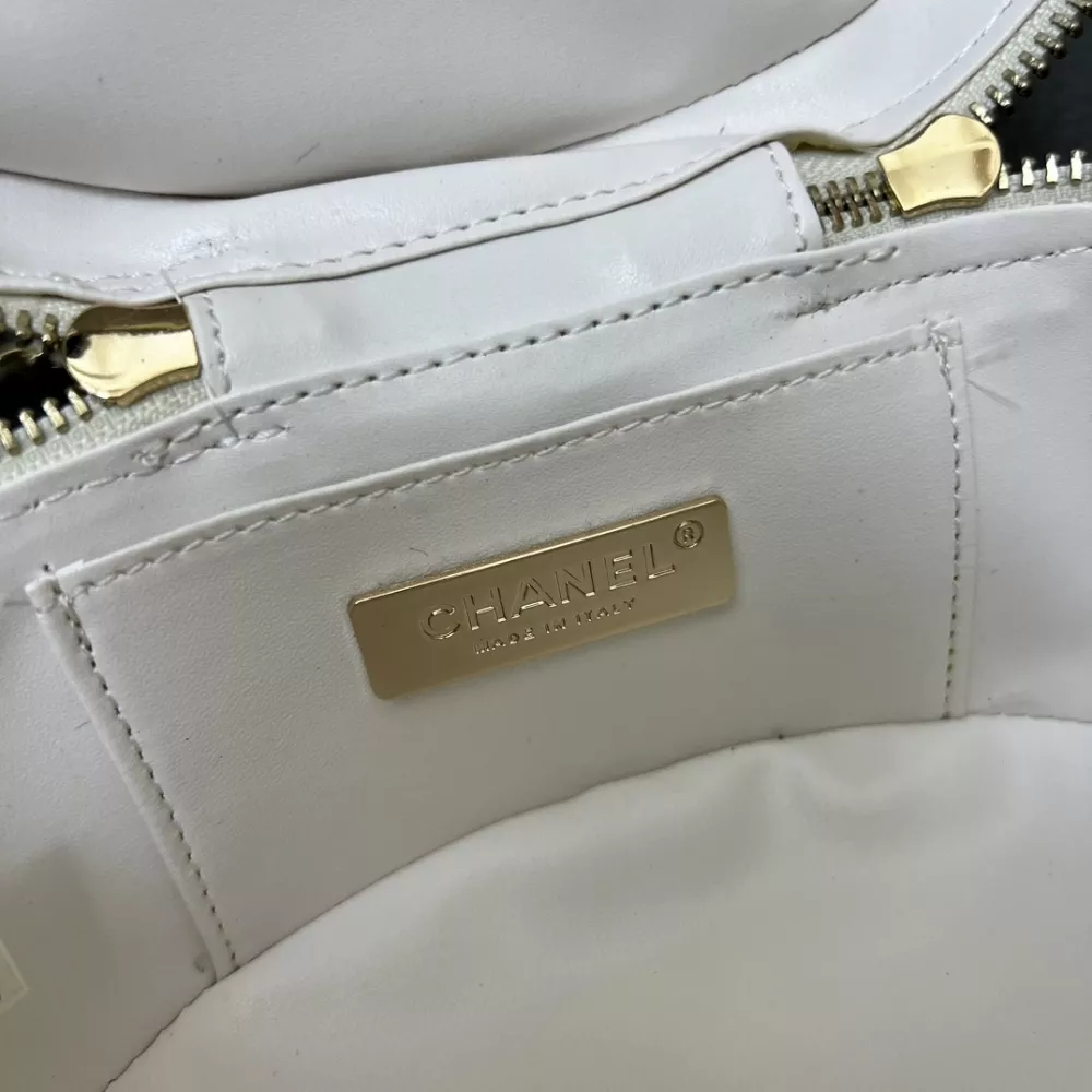 Chanel AAA Quality Messenger Bags For Women AllSeason 5260