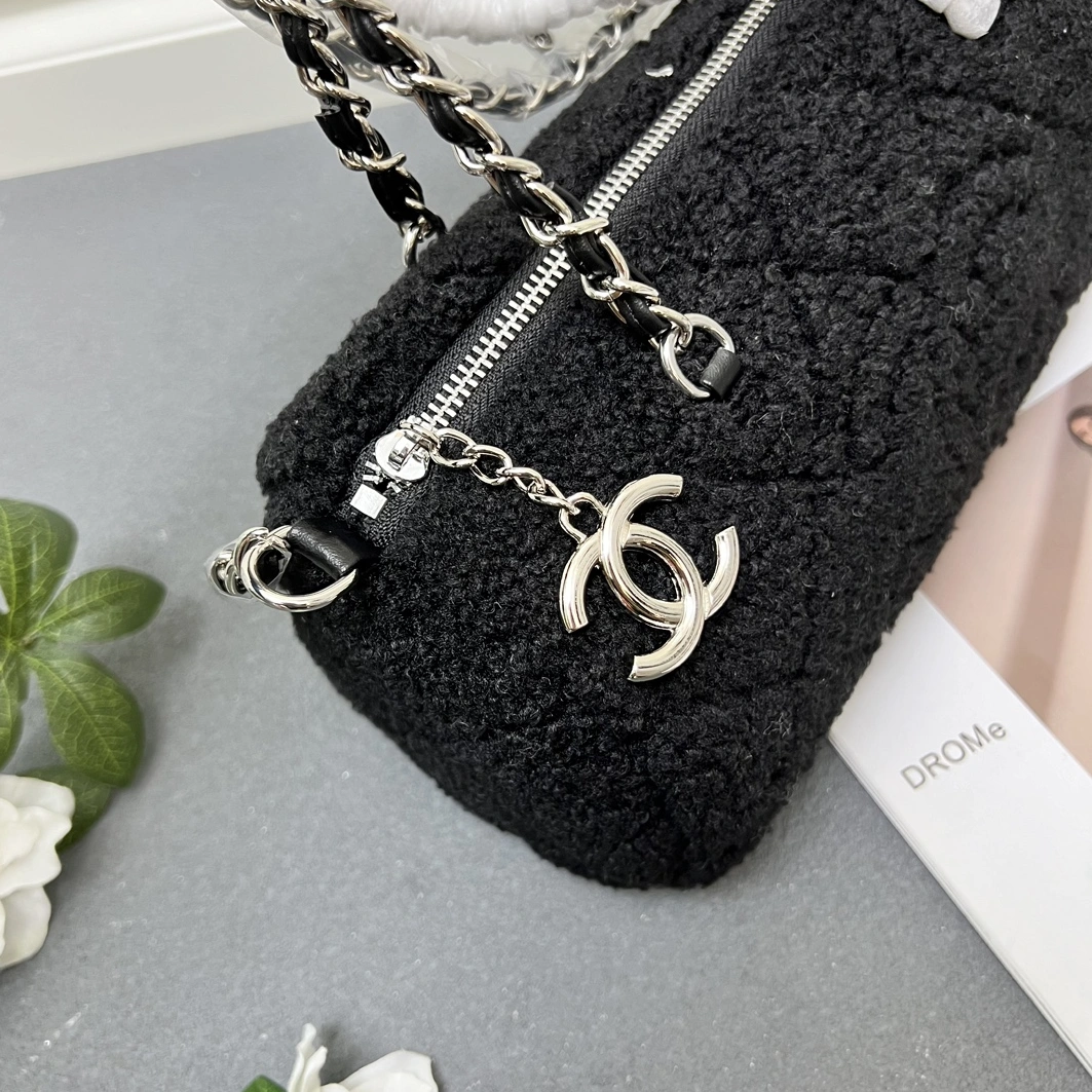 Chanel AAA Quality Messenger Bags For Women Bold 3375