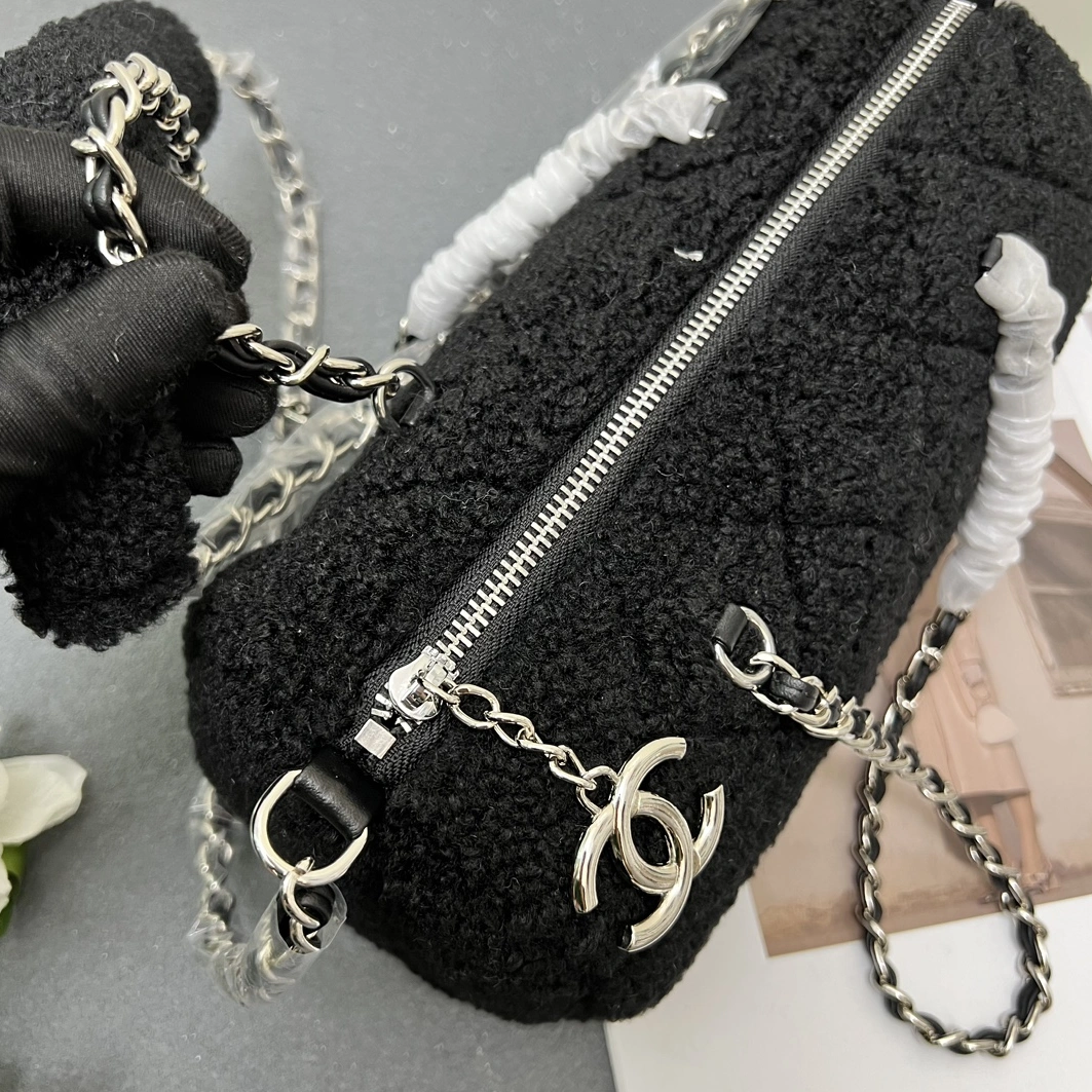 Chanel AAA Quality Messenger Bags For Women Bold 3375