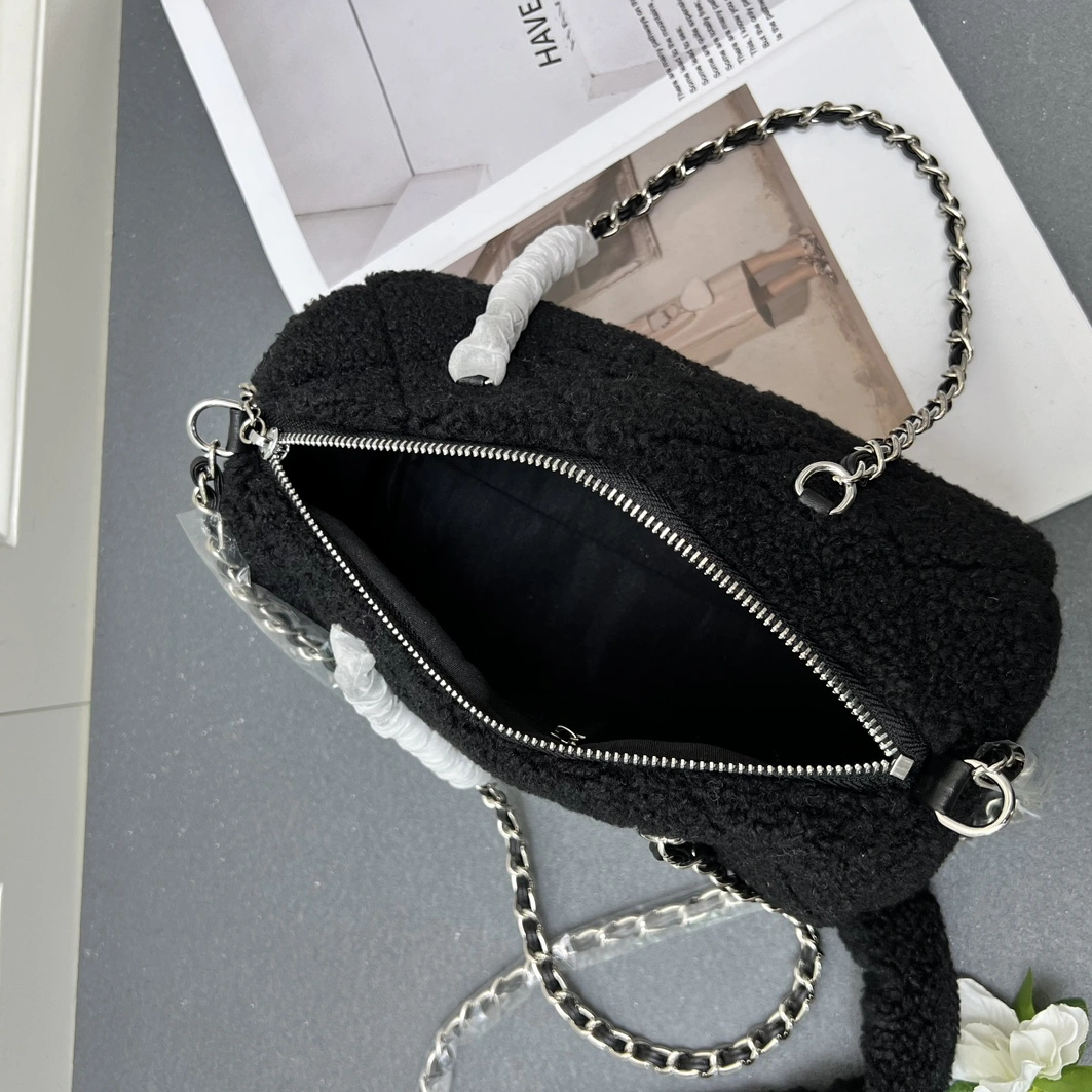 Chanel AAA Quality Messenger Bags For Women Bold 3375