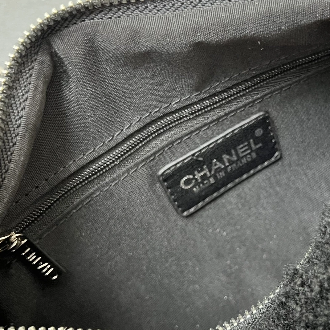 Chanel AAA Quality Messenger Bags For Women Bold 3375