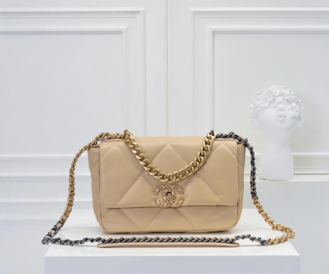 Chanel AAA Quality Messenger Bags For Women Comfortable 1124