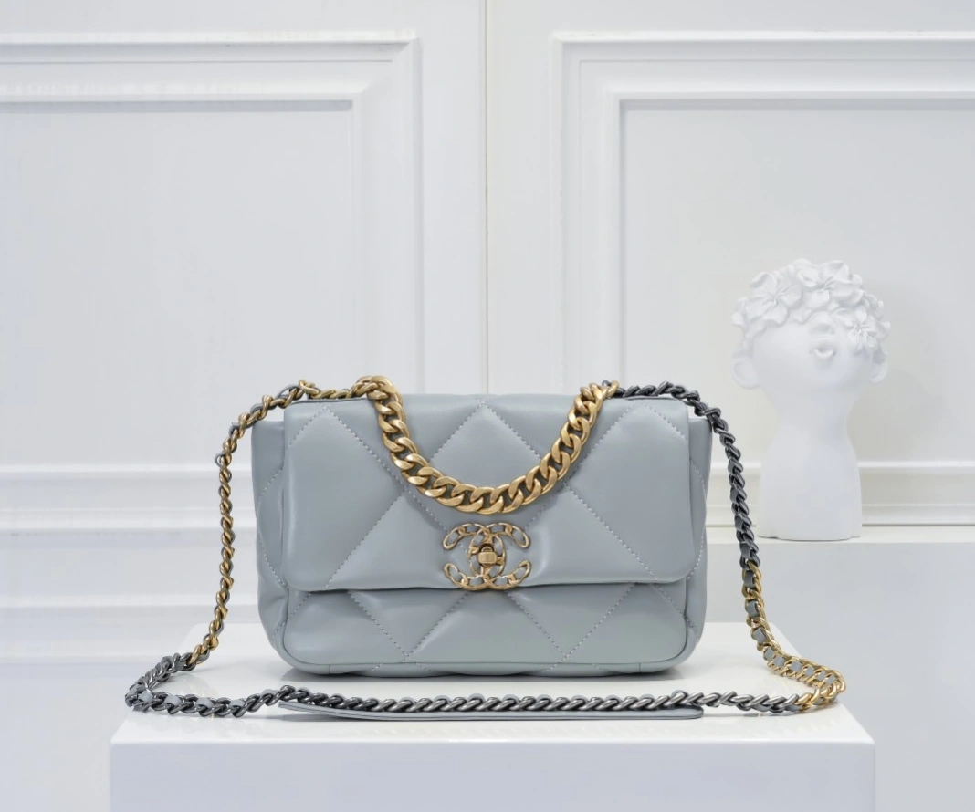 Chanel AAA Quality Messenger Bags For Women Comfortable 7693