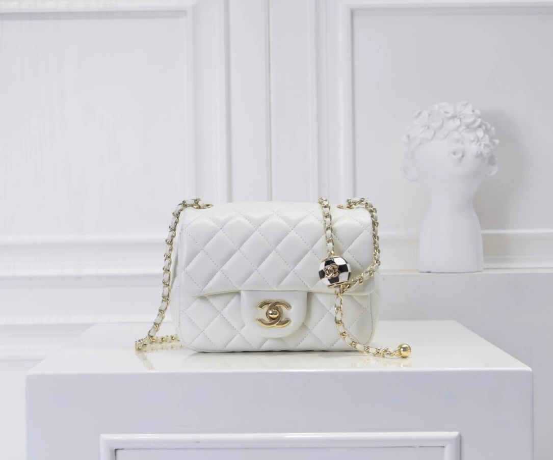 Chanel AAA Quality Messenger Bags For Women Elegant 3404