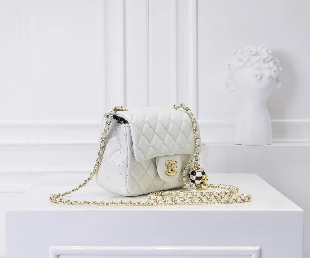 Chanel AAA Quality Messenger Bags For Women Elegant 3404