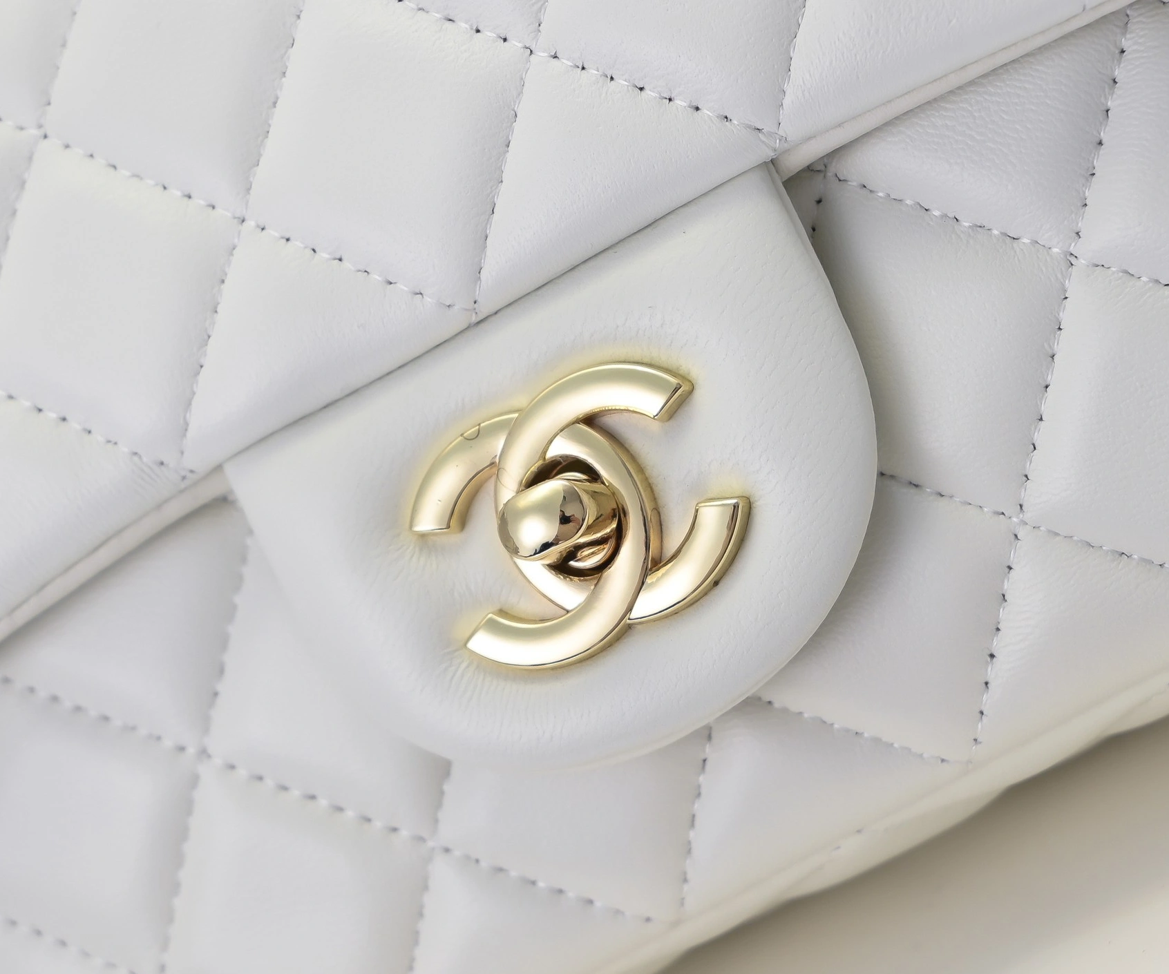 Chanel AAA Quality Messenger Bags For Women Elegant 3404